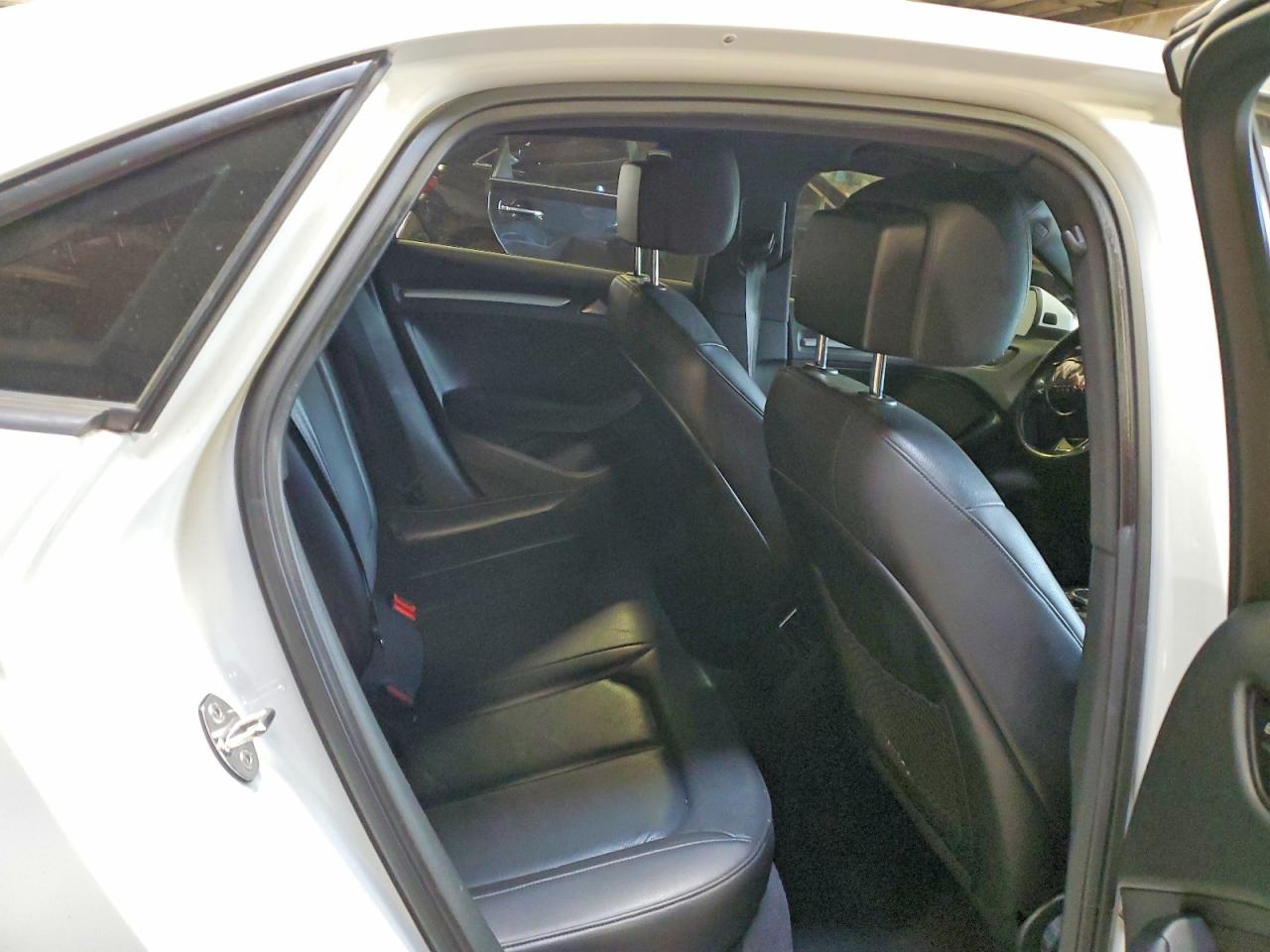 2015 Audi A3 Premium Белый vin: WAUBFGFF5F1067964