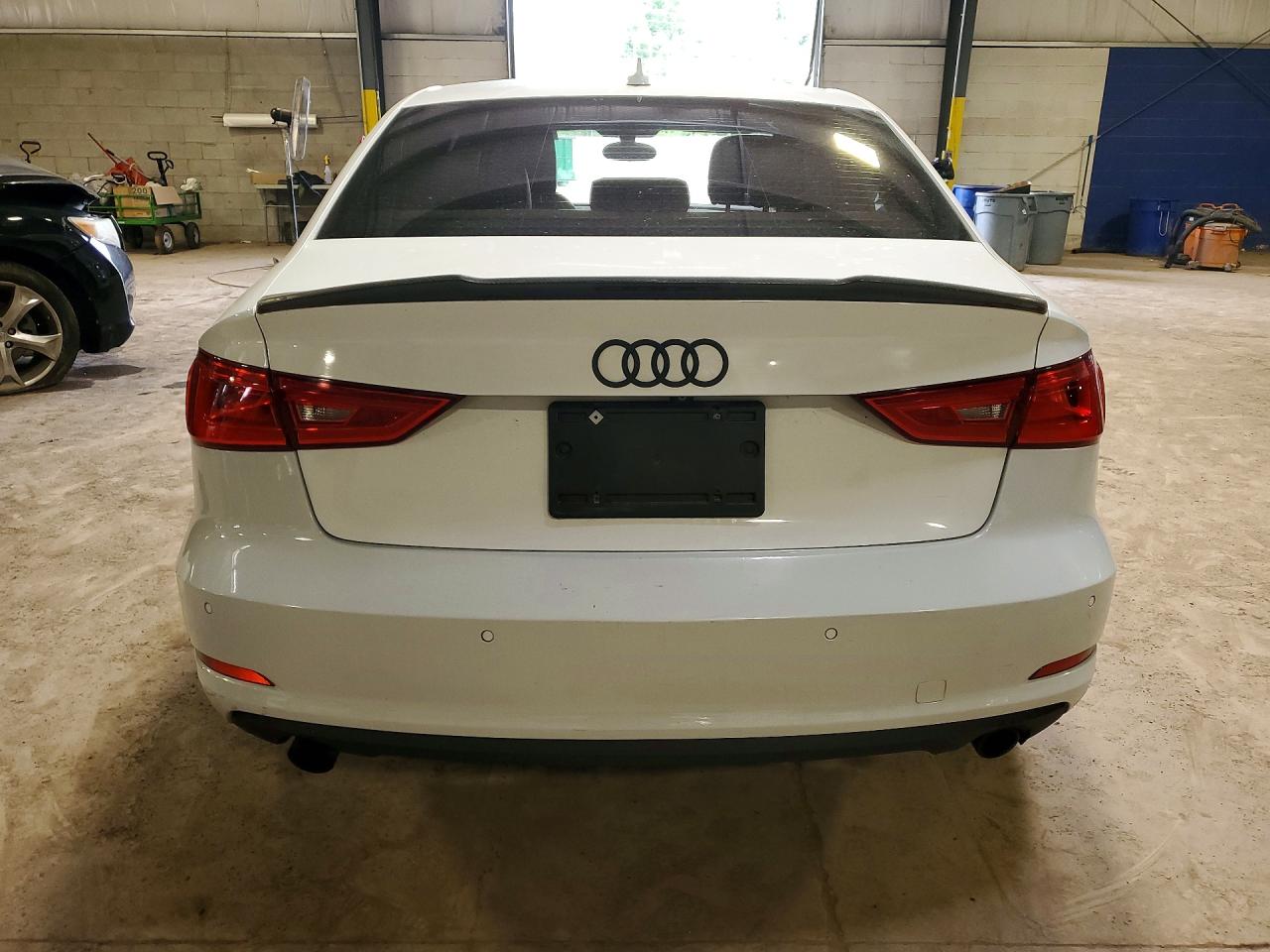 2015 Audi A3 Premium Белый vin: WAUBFGFF5F1067964