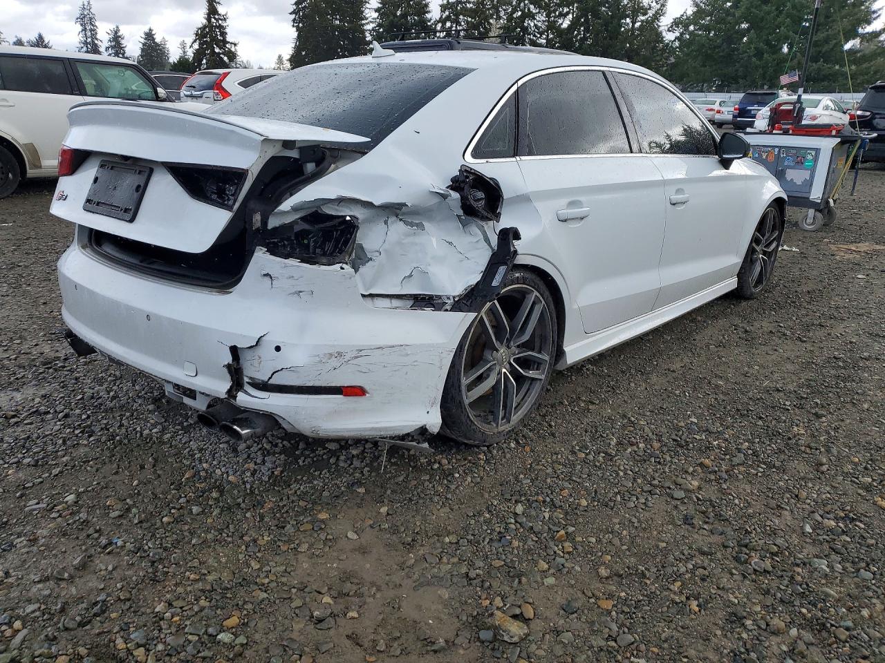 2015 Audi S3 Premium Plus Белый vin: WAUBFGFF8F1077064
