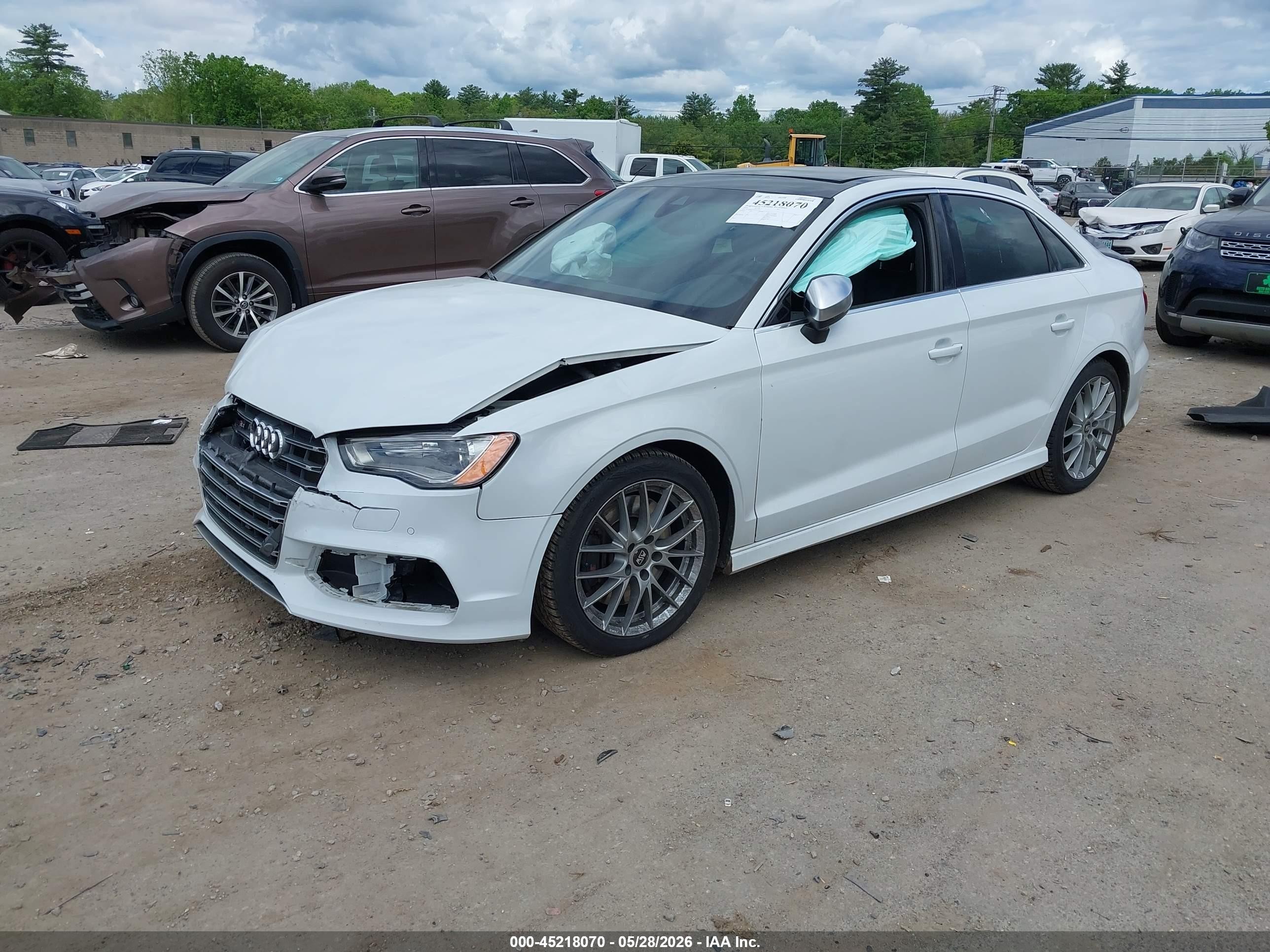 2015 Audi S3 2.0t Premium Plus Белый vin: WAUBFGFF8F1120415