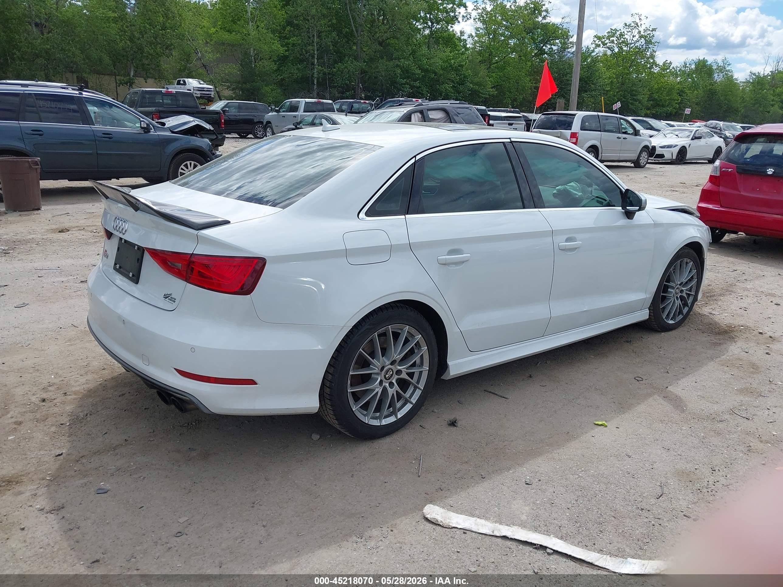 2015 Audi S3 2.0t Premium Plus Белый vin: WAUBFGFF8F1120415