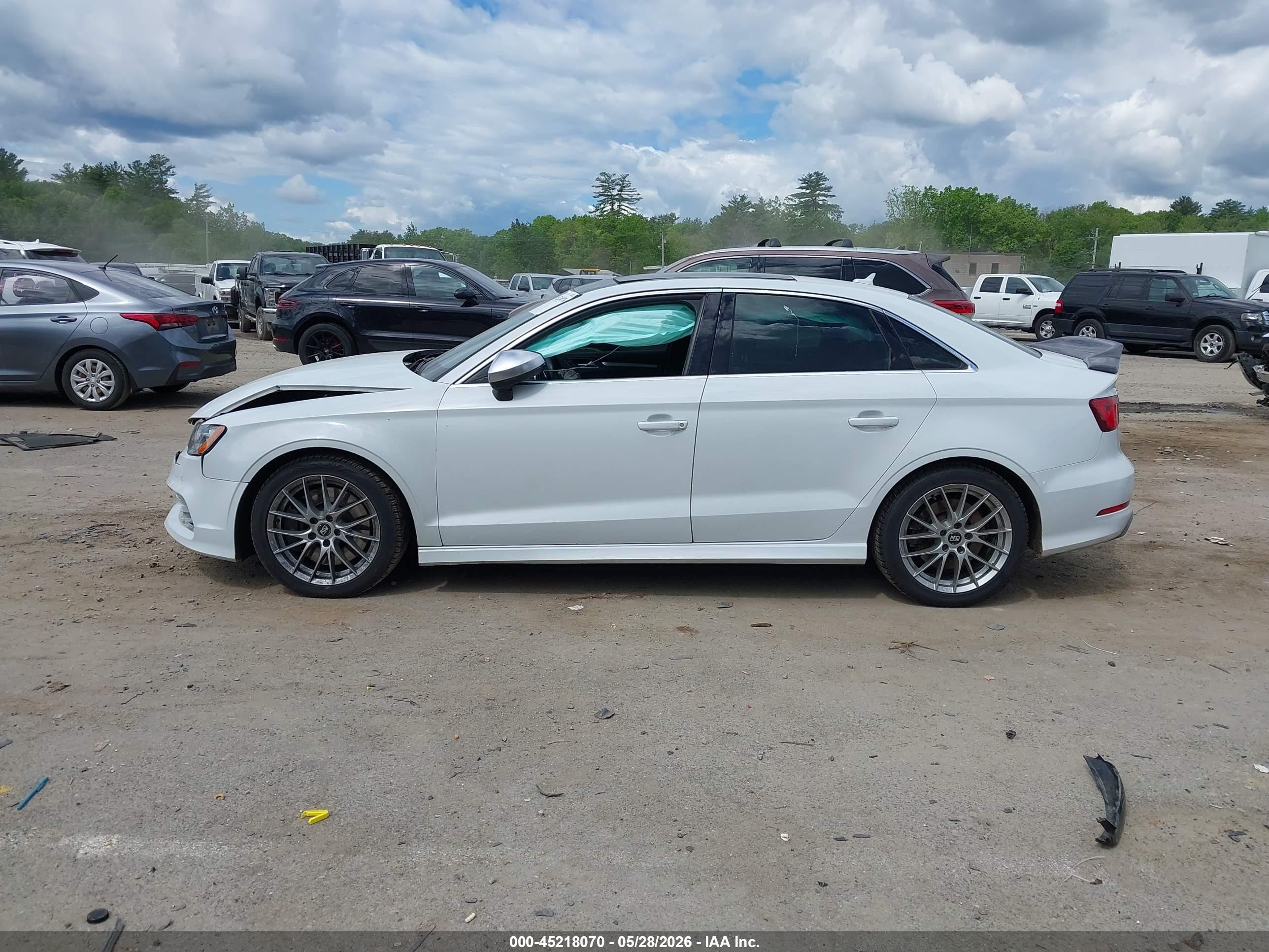 2015 Audi S3 2.0t Premium Plus Белый vin: WAUBFGFF8F1120415