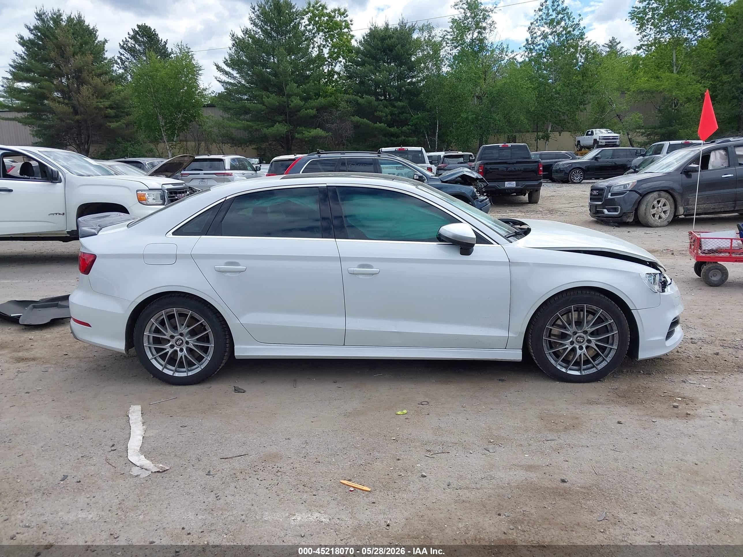 2015 Audi S3 2.0t Premium Plus Белый vin: WAUBFGFF8F1120415