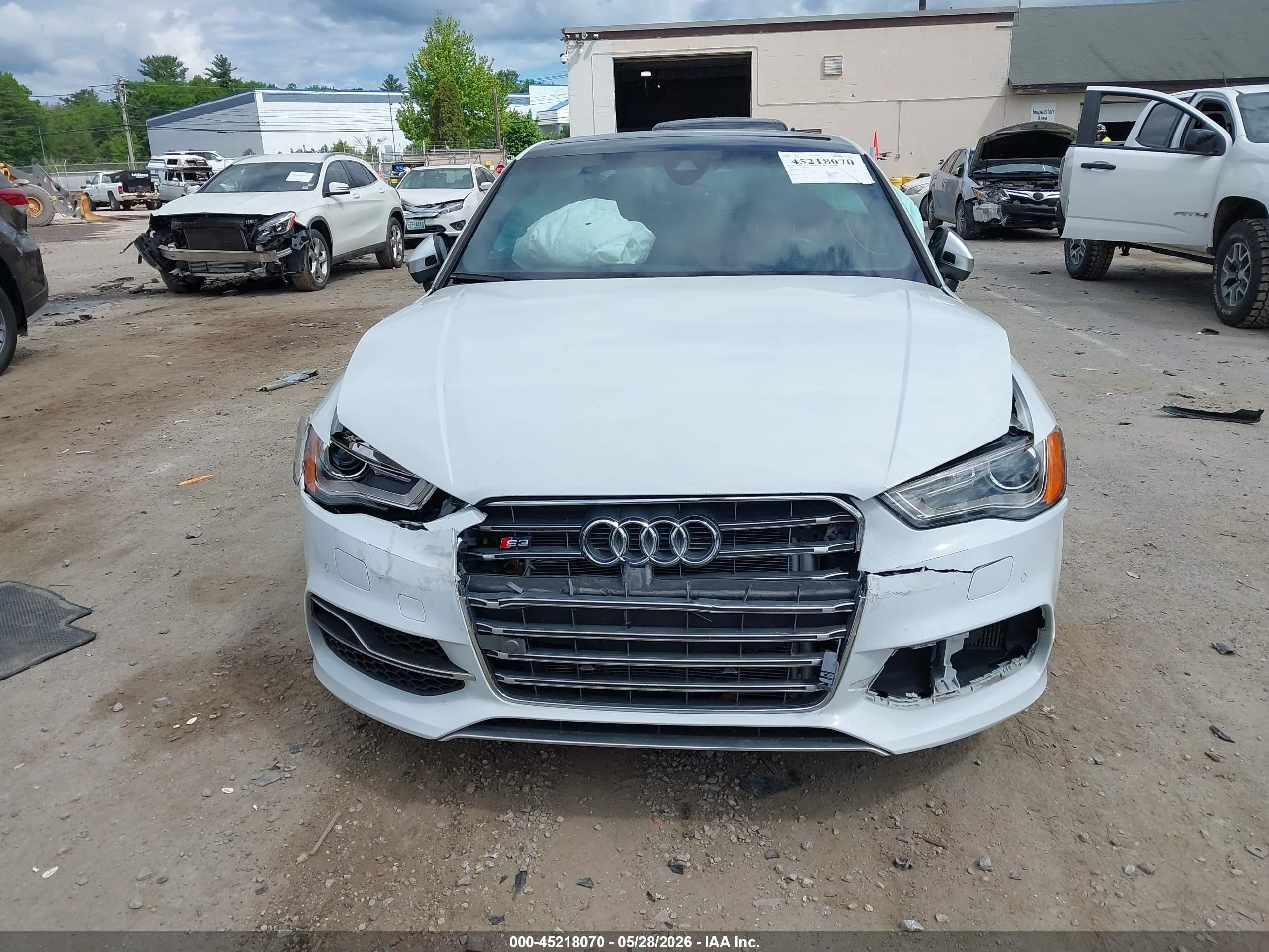2015 Audi S3 2.0t Premium Plus Белый vin: WAUBFGFF8F1120415