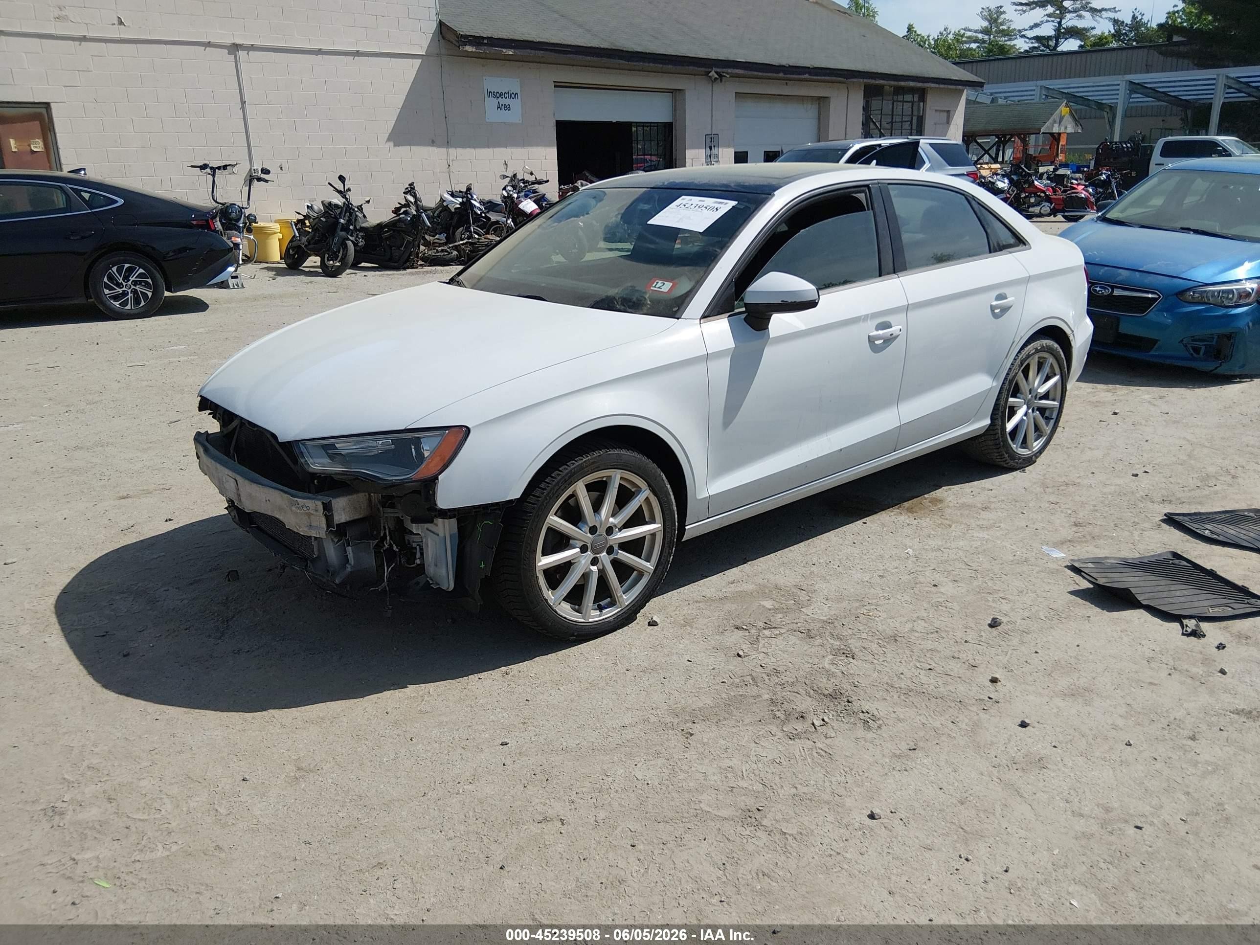 2015 Audi A3 2.0t Premium Белый vin: WAUBFGFF9F1141127