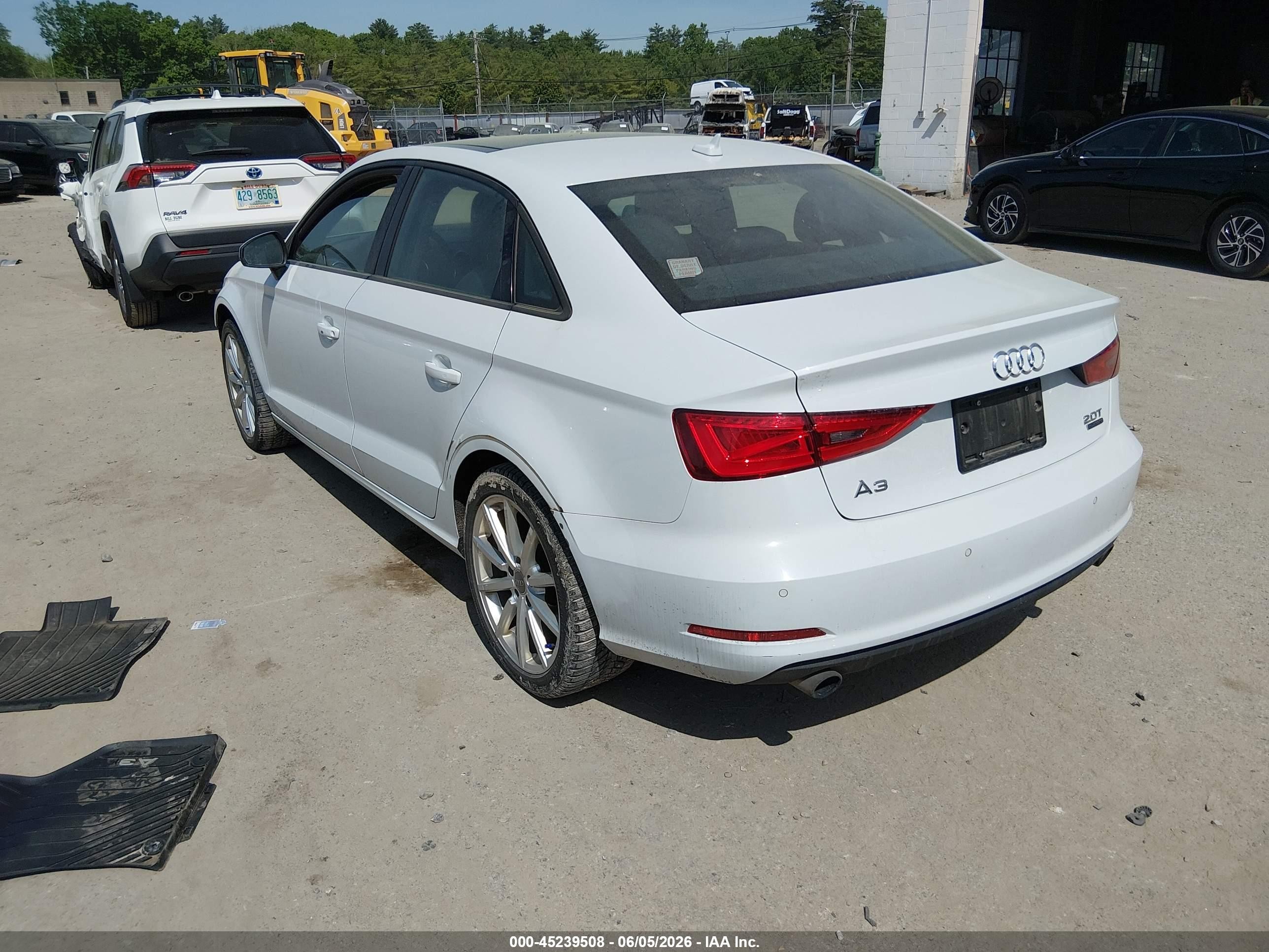 2015 Audi A3 2.0t Premium Белый vin: WAUBFGFF9F1141127