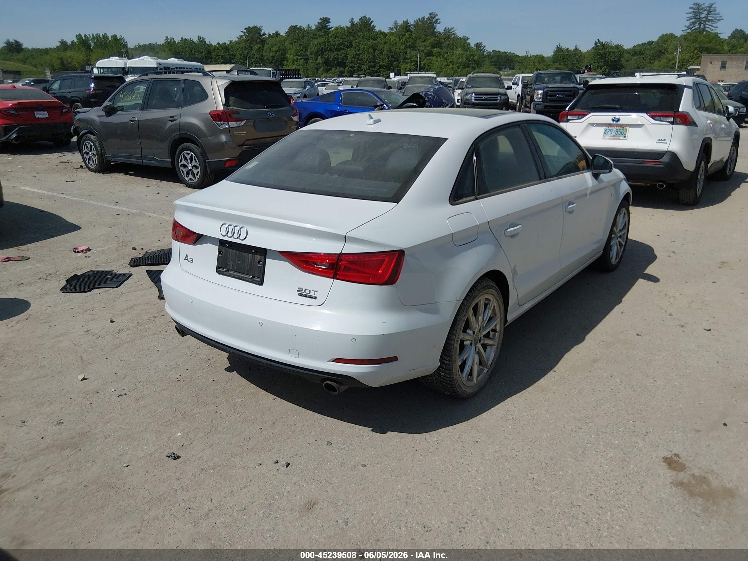 2015 Audi A3 2.0t Premium Белый vin: WAUBFGFF9F1141127
