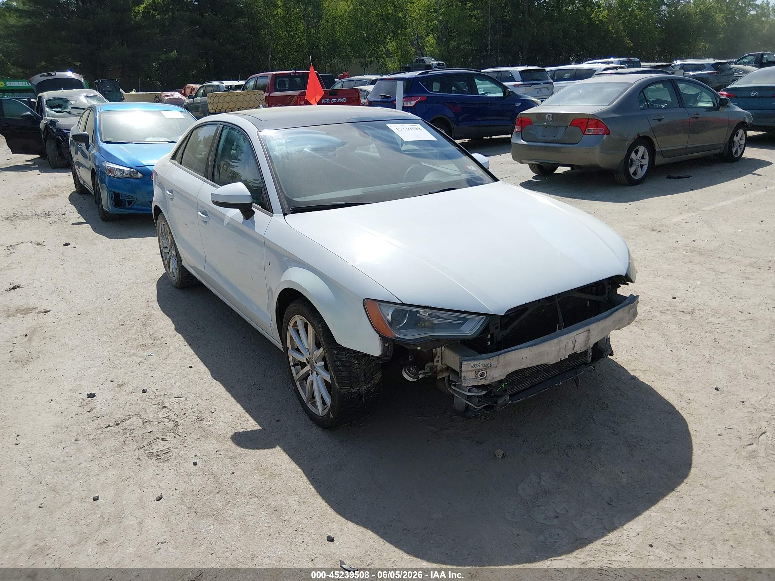 2015 Audi A3 2.0t Premium Белый vin: WAUBFGFF9F1141127