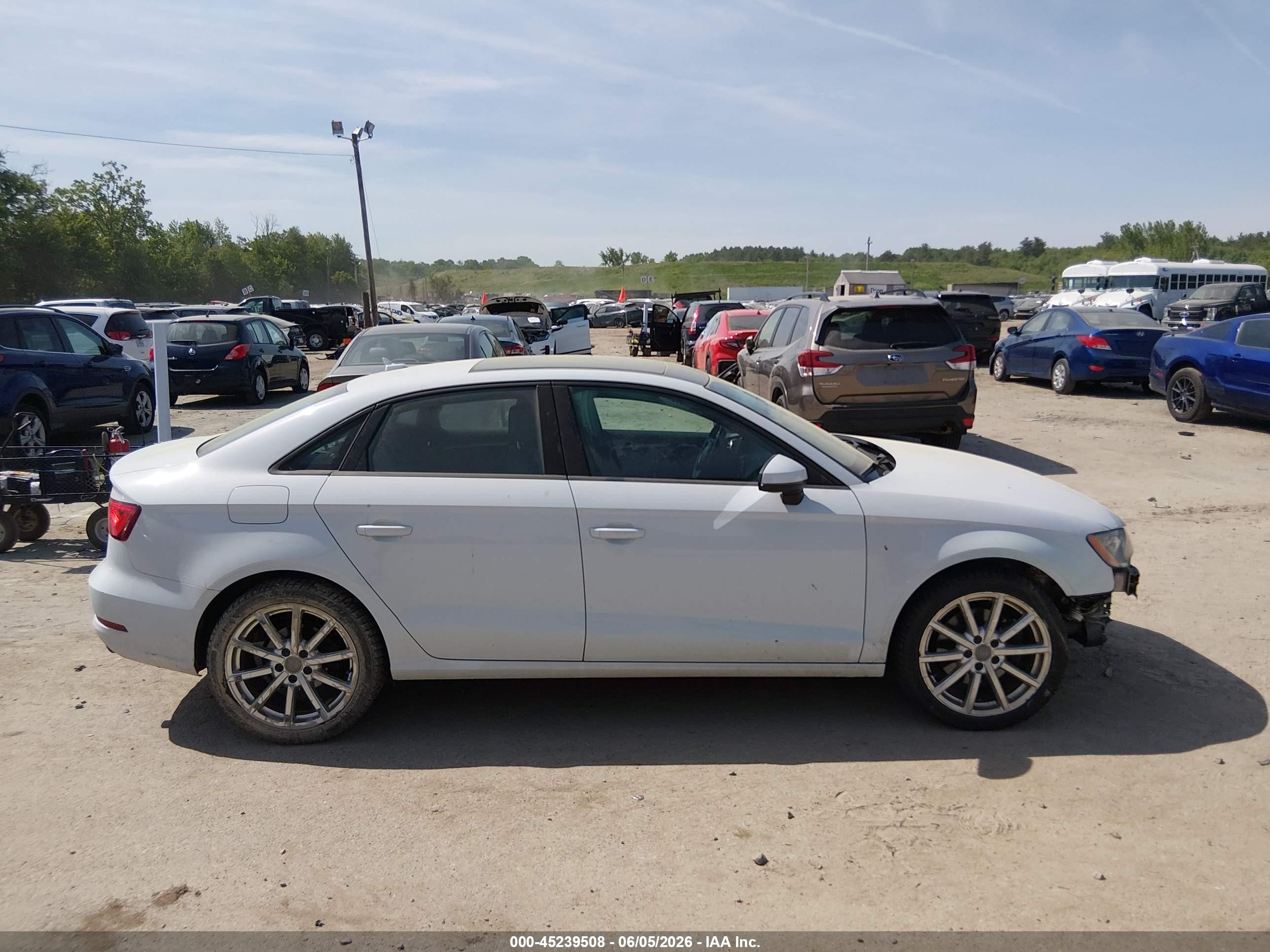 2015 Audi A3 2.0t Premium Белый vin: WAUBFGFF9F1141127