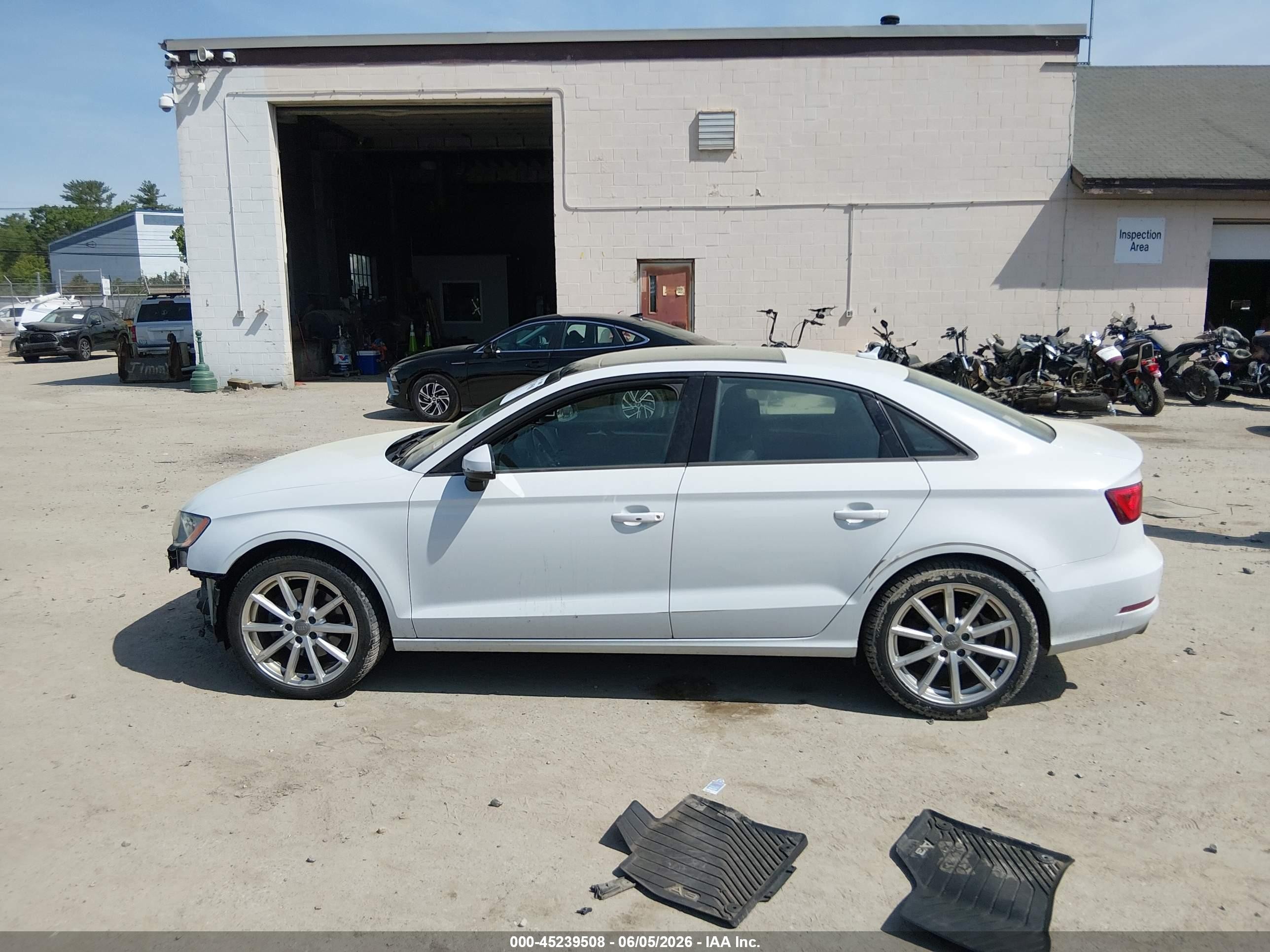 2015 Audi A3 2.0t Premium Белый vin: WAUBFGFF9F1141127
