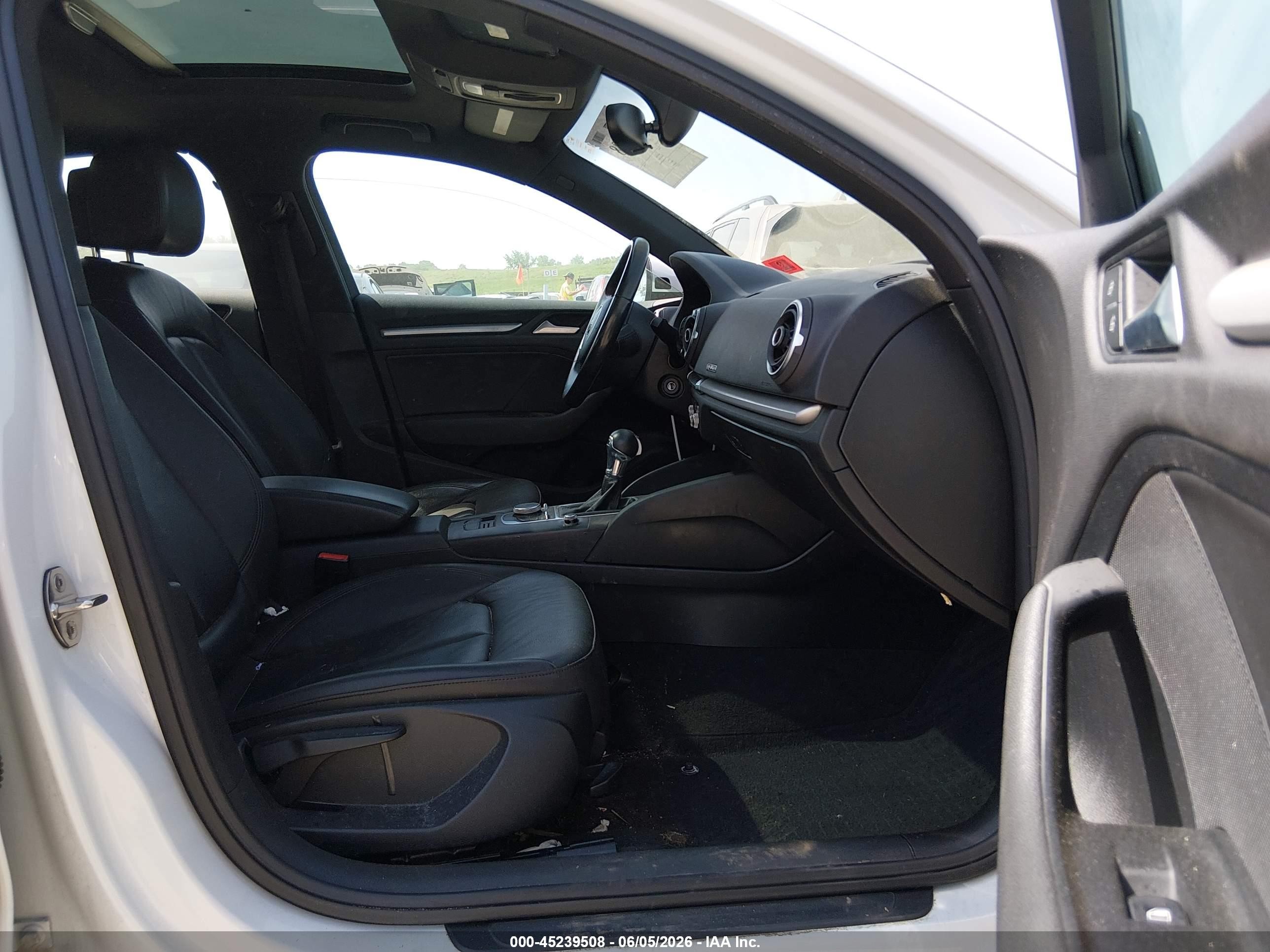 2015 Audi A3 2.0t Premium Белый vin: WAUBFGFF9F1141127