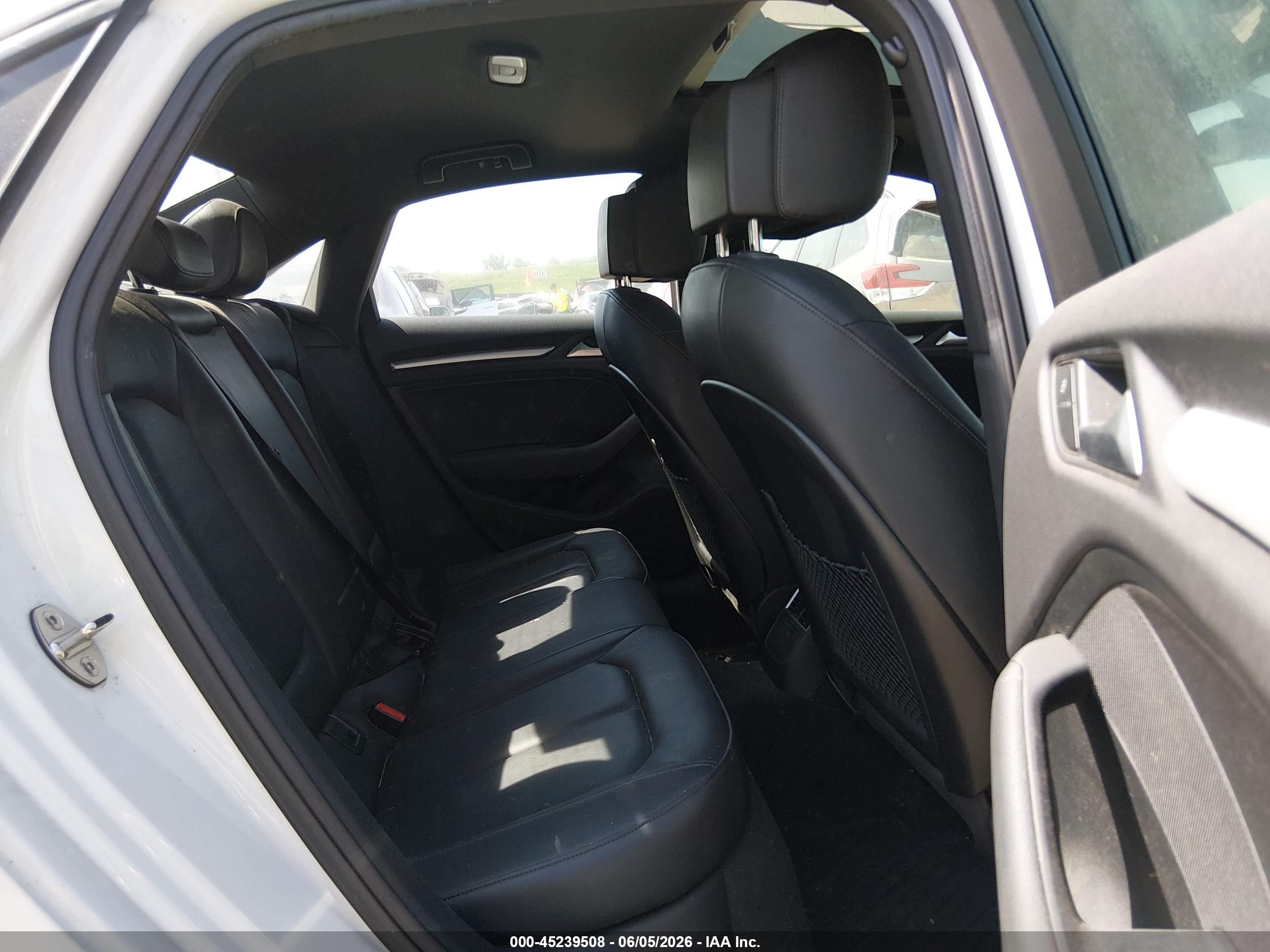 2015 Audi A3 2.0t Premium Белый vin: WAUBFGFF9F1141127