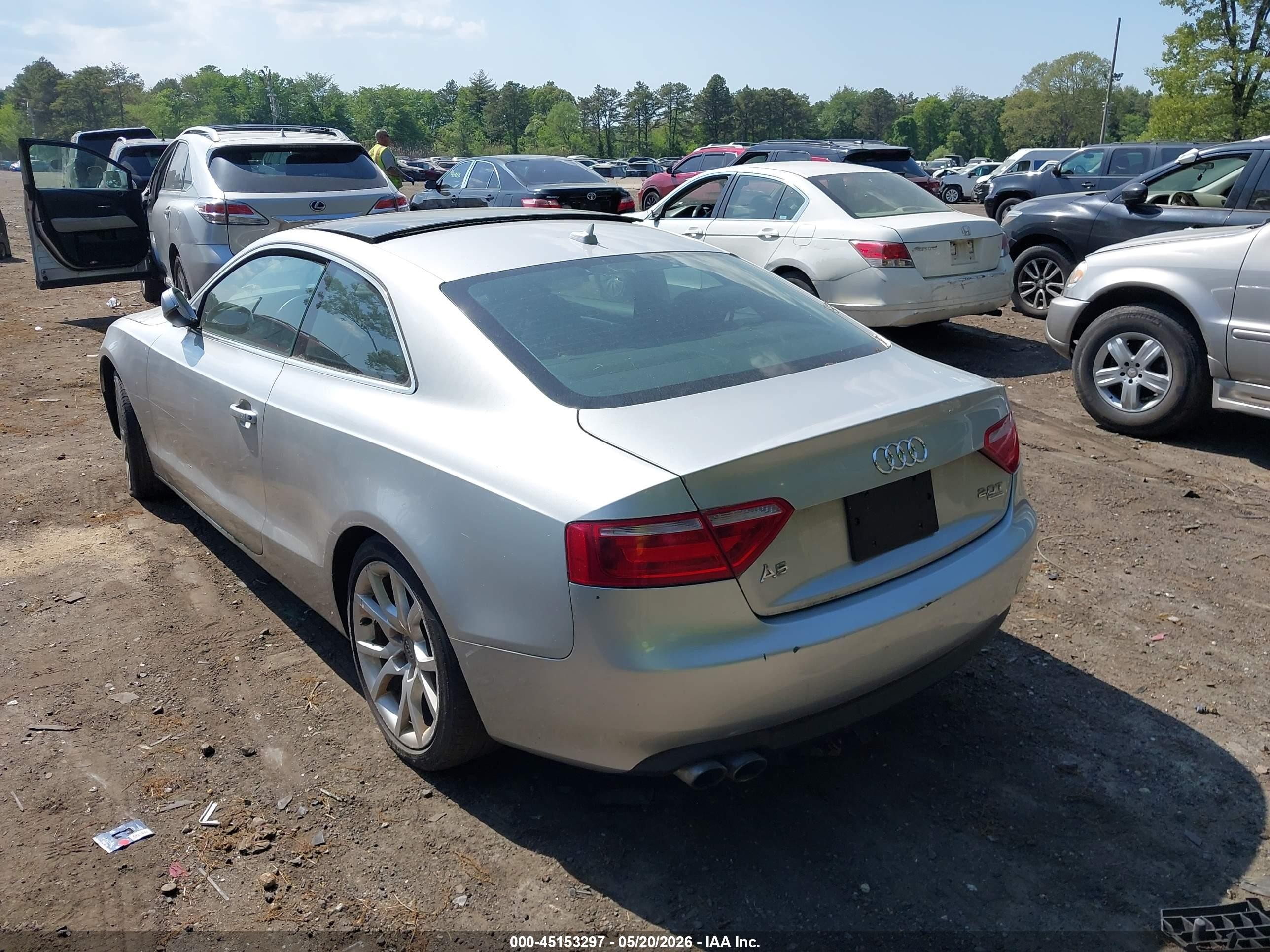 2010 Audi A5 2.0t Premium Серебряный vin: WAUCFAFR1AA073121