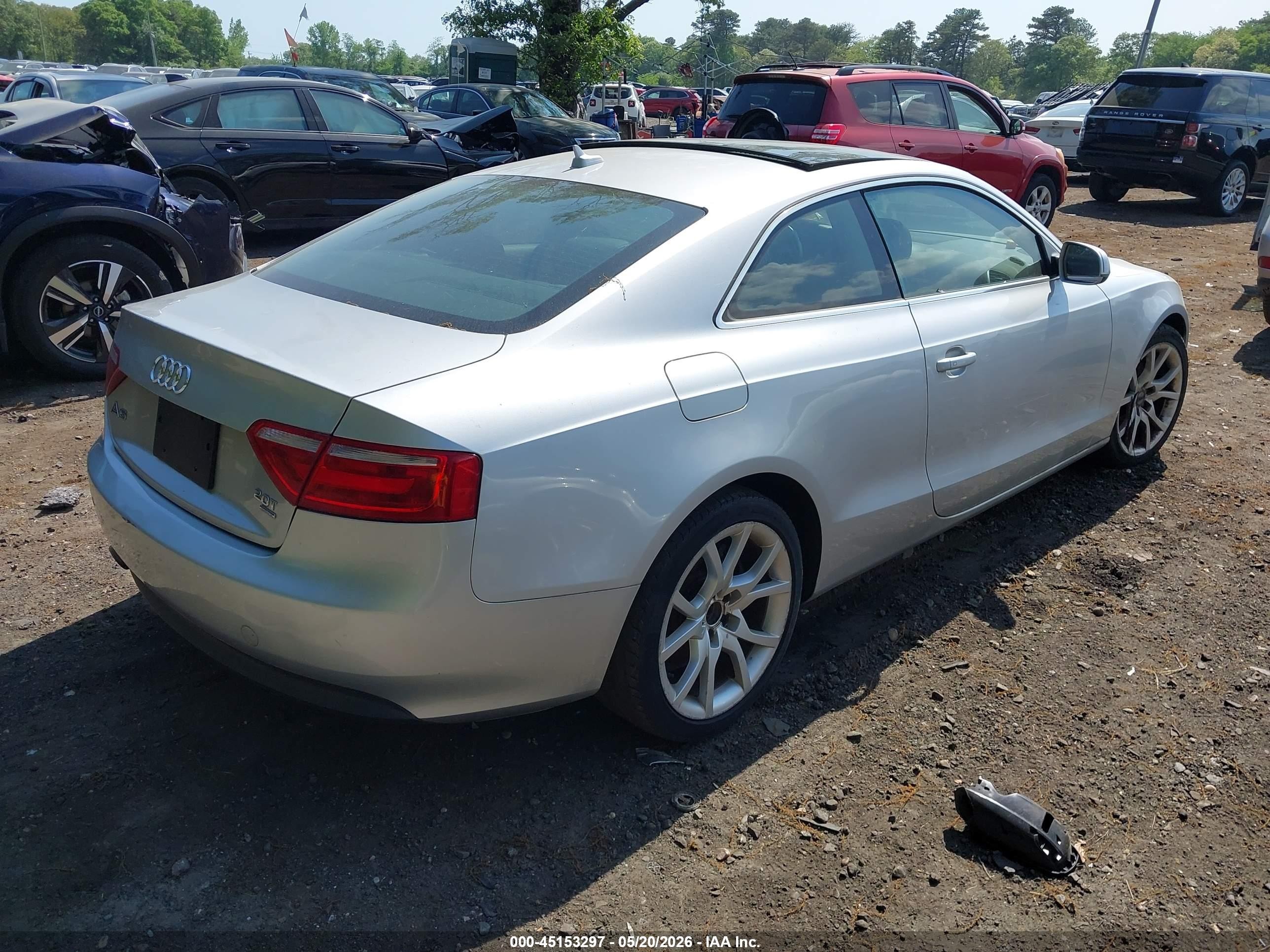 2010 Audi A5 2.0t Premium Серебряный vin: WAUCFAFR1AA073121