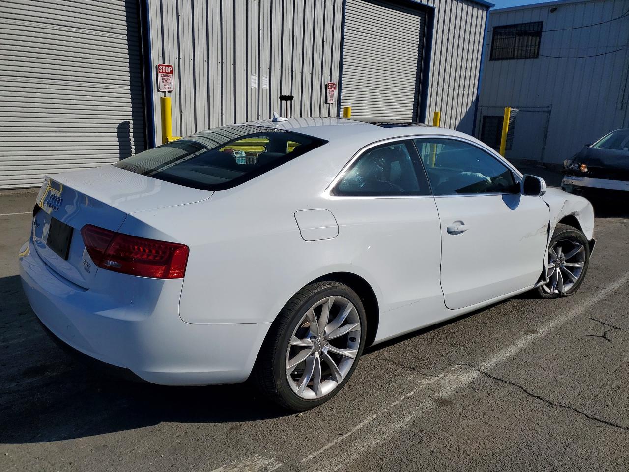 2014 Audi A5 Premium Белый vin: WAUCFAFR1EA003723