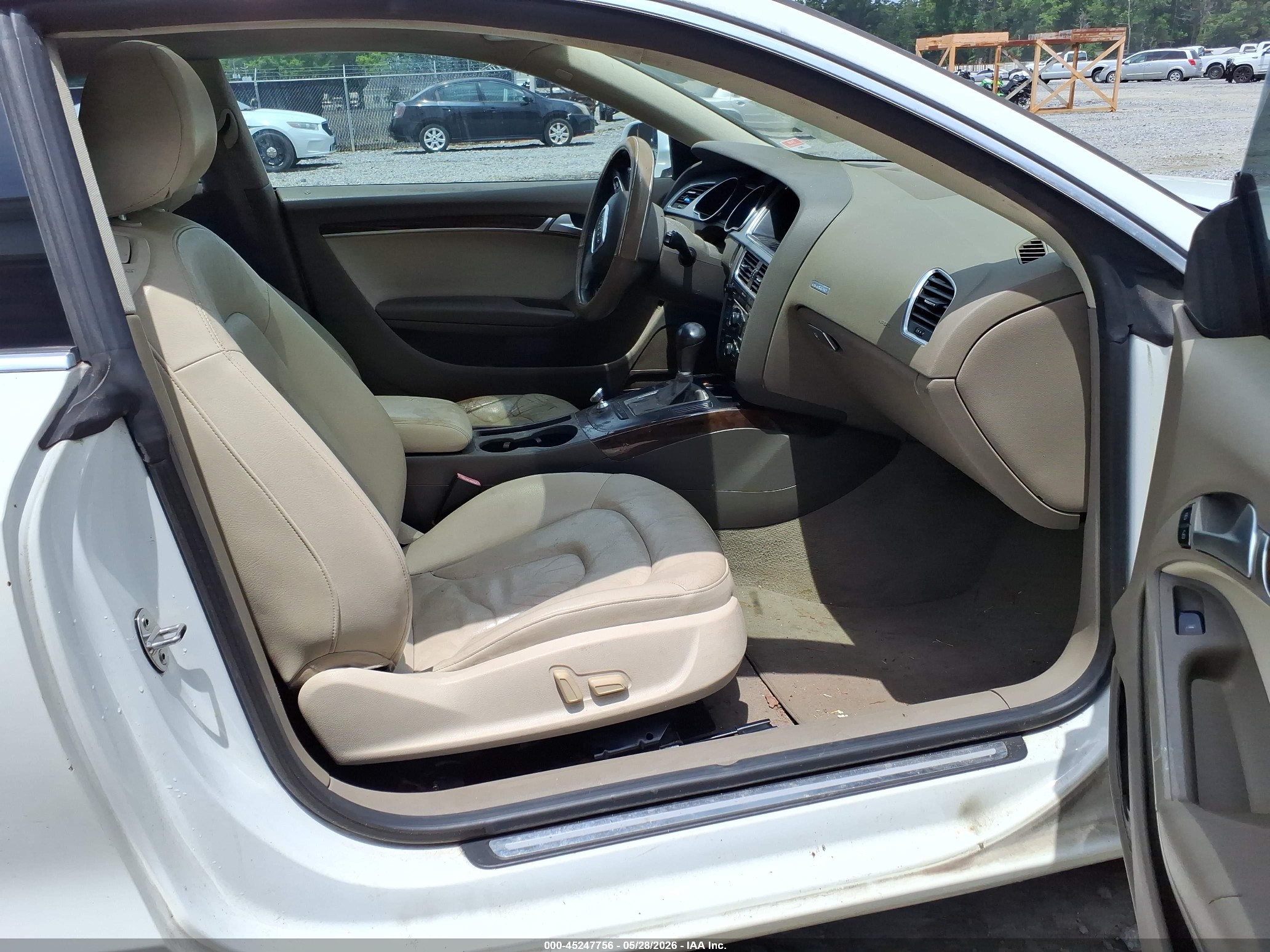 2011 Audi A5 2.0t Premium White vin: WAUCFAFR2BA038055
