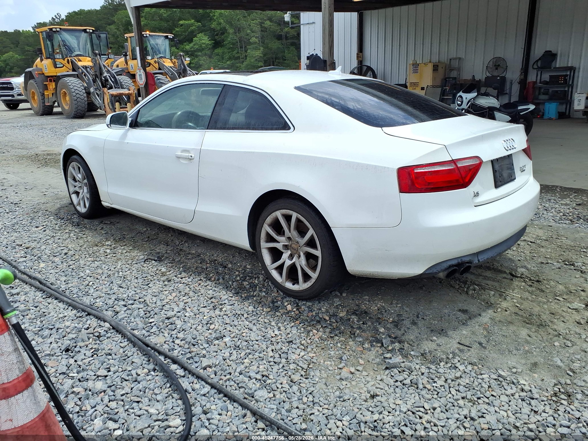 2011 Audi A5 2.0t Premium White vin: WAUCFAFR2BA038055