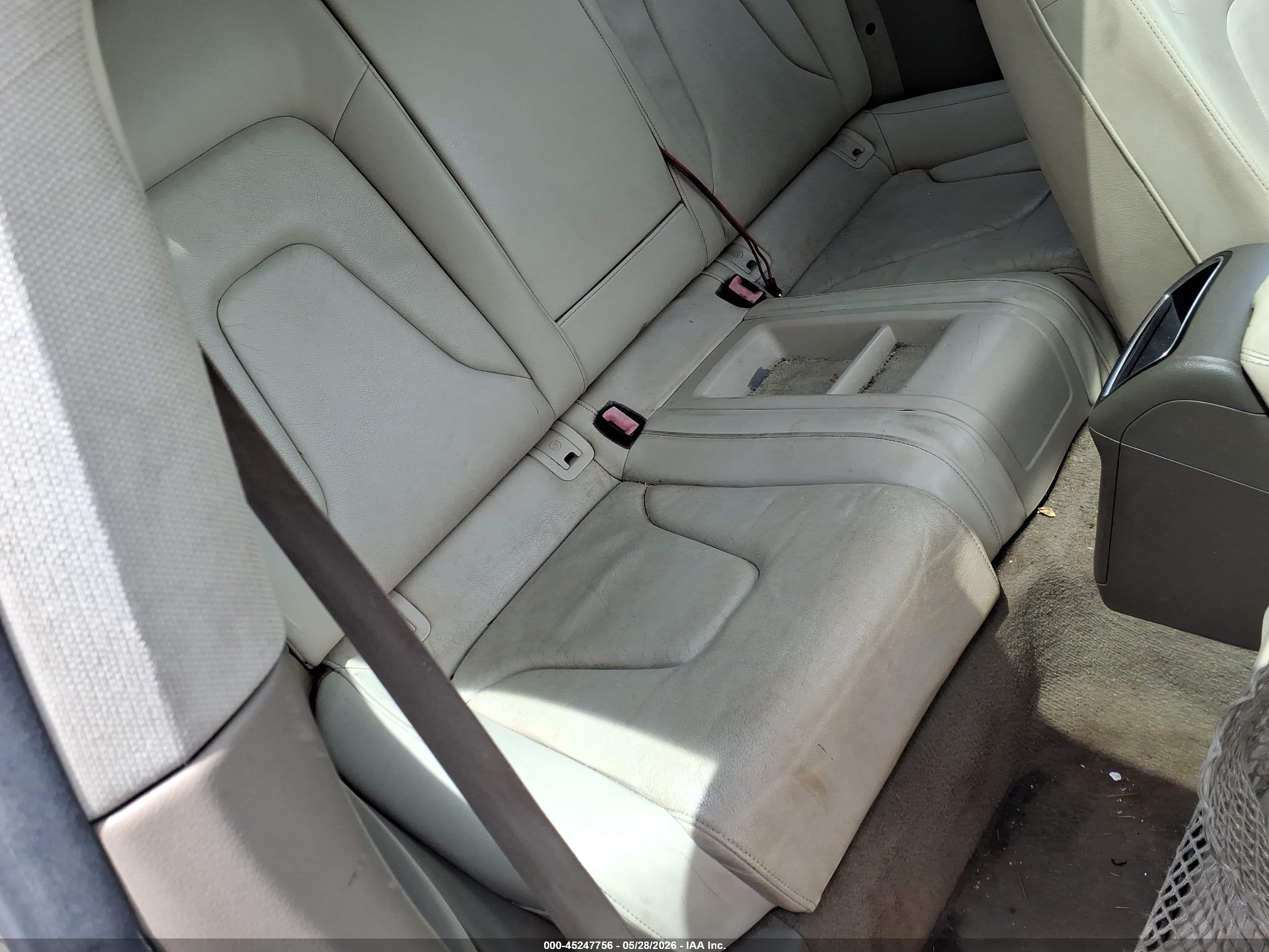 2011 Audi A5 2.0t Premium White vin: WAUCFAFR2BA038055