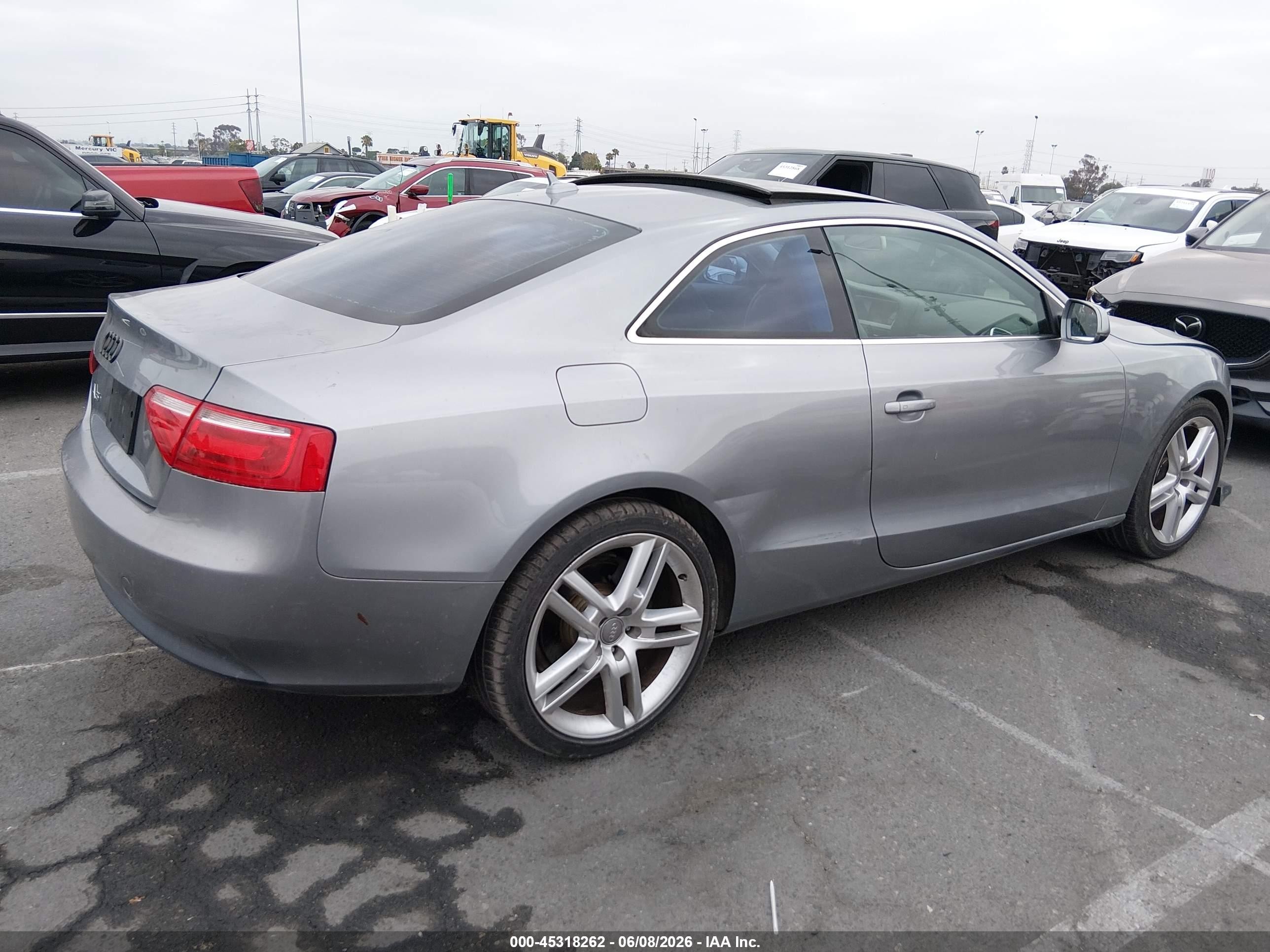 2011 Audi A5 2.0t Premium Серебряный vin: WAUCFAFR3BA004559