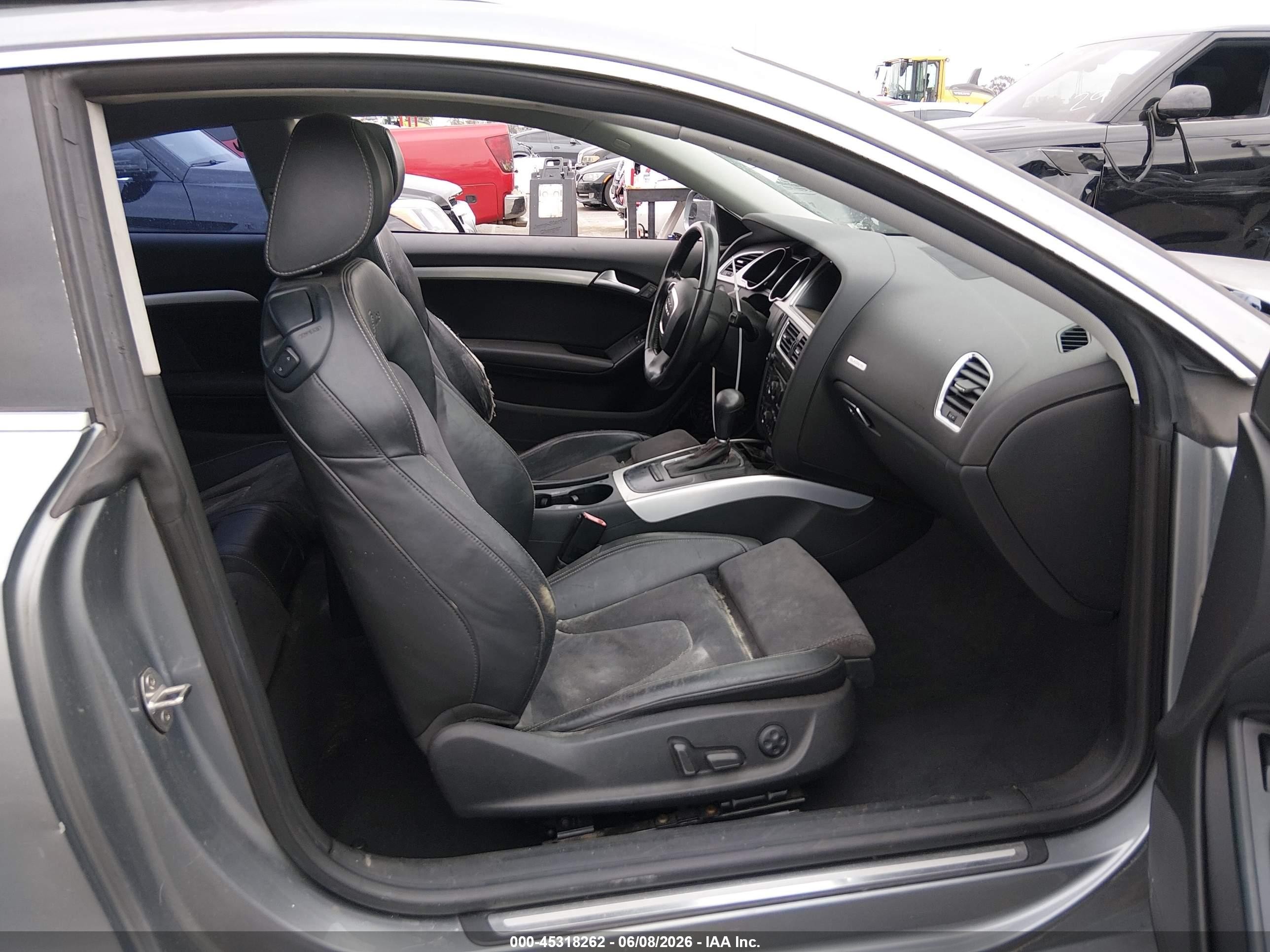 2011 Audi A5 2.0t Premium Серебряный vin: WAUCFAFR3BA004559