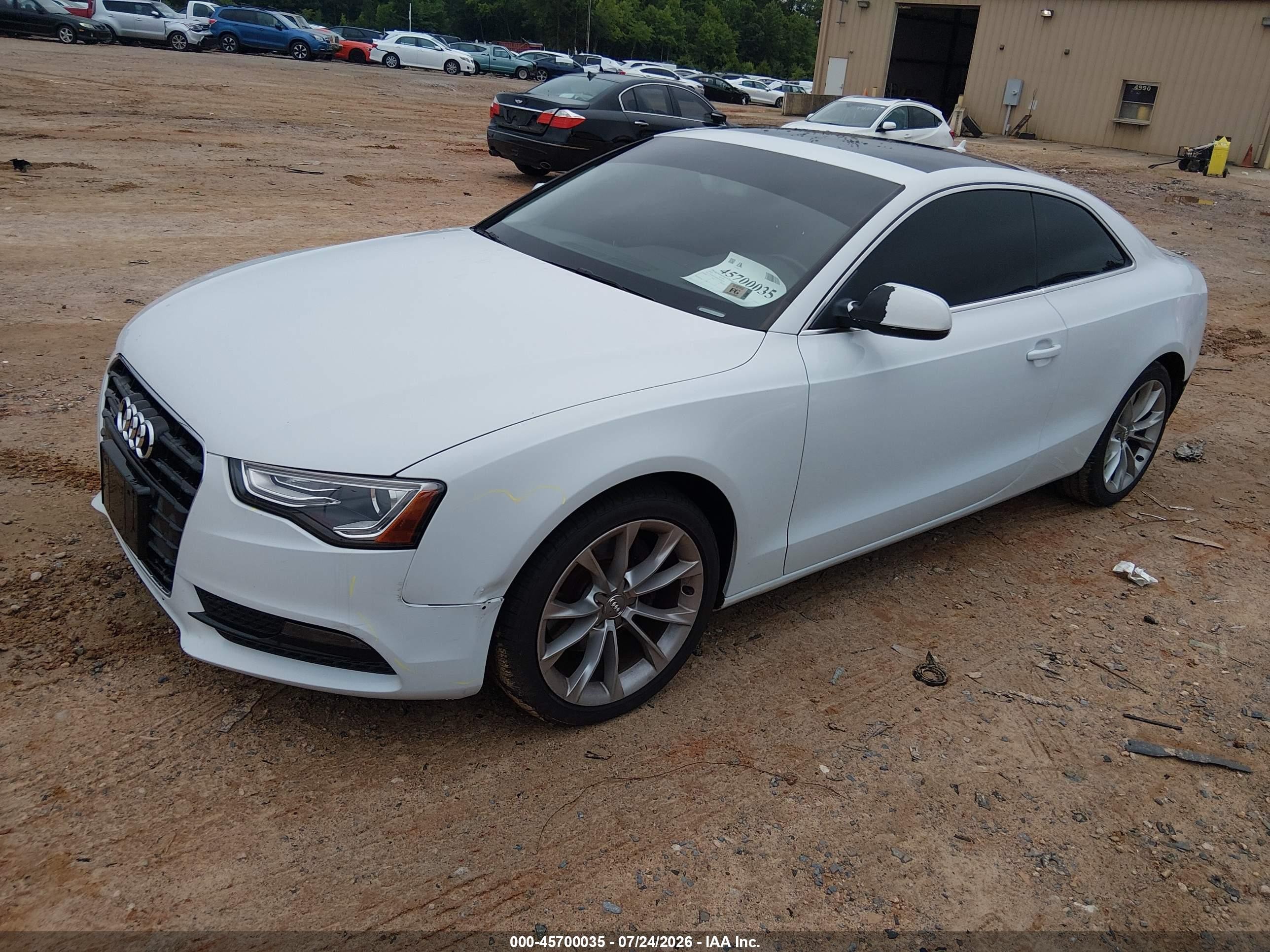 2013 Audi A5 2.0t Premium Белый vin: WAUCFAFR5DA070176