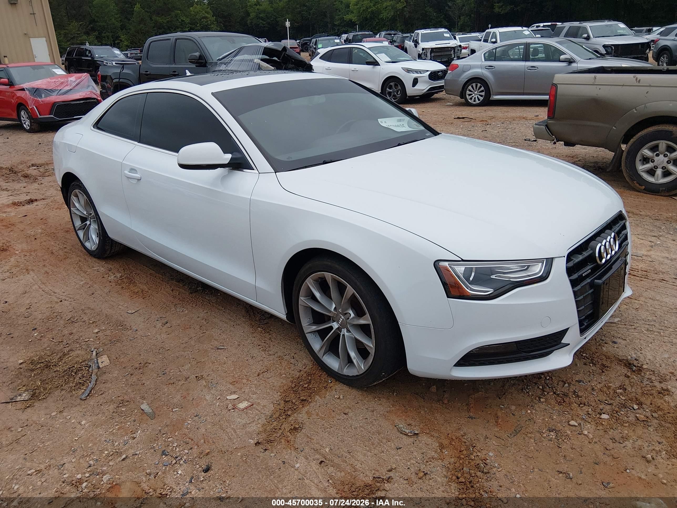 2013 Audi A5 2.0t Premium Белый vin: WAUCFAFR5DA070176
