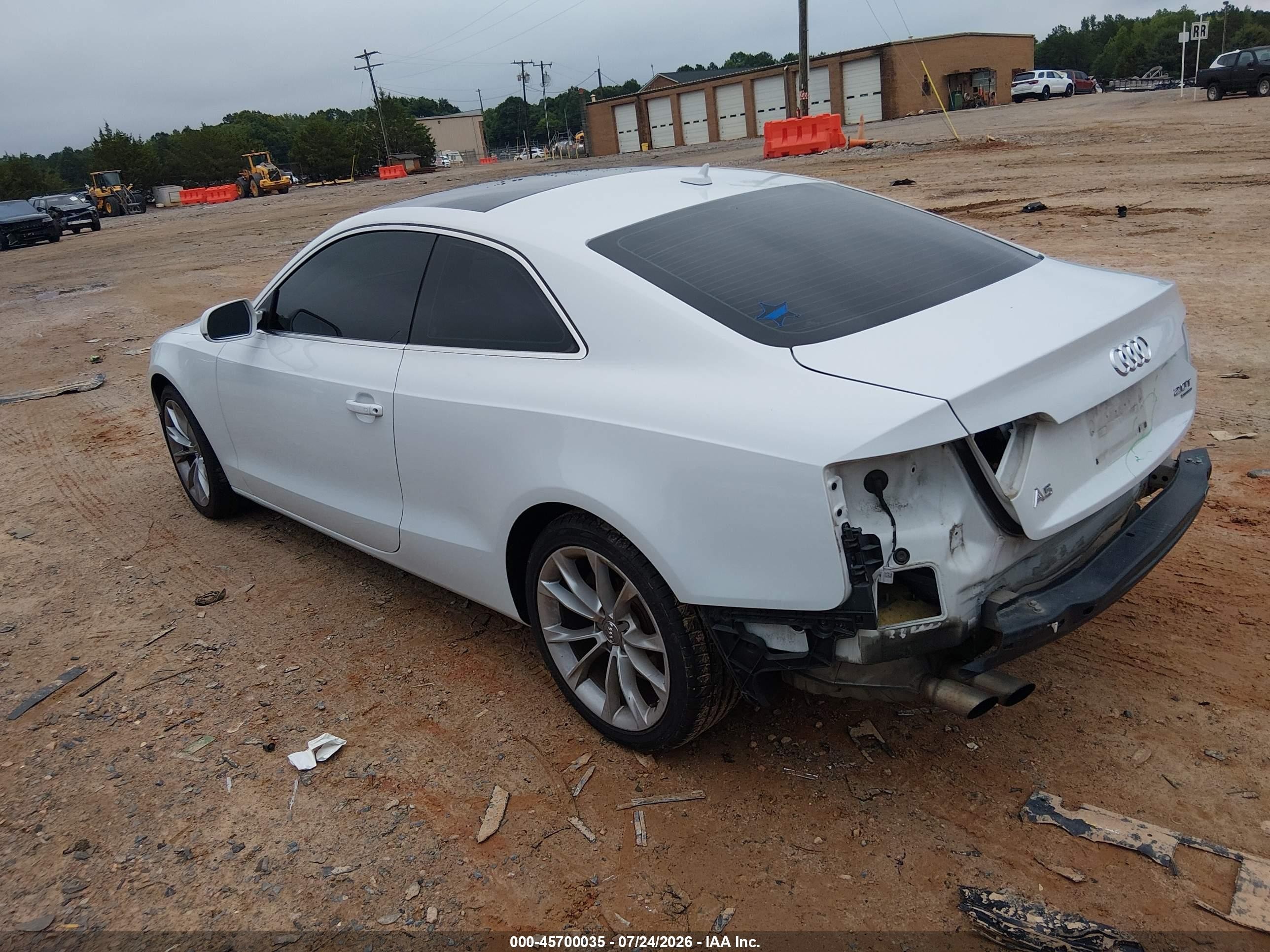 2013 Audi A5 2.0t Premium Белый vin: WAUCFAFR5DA070176