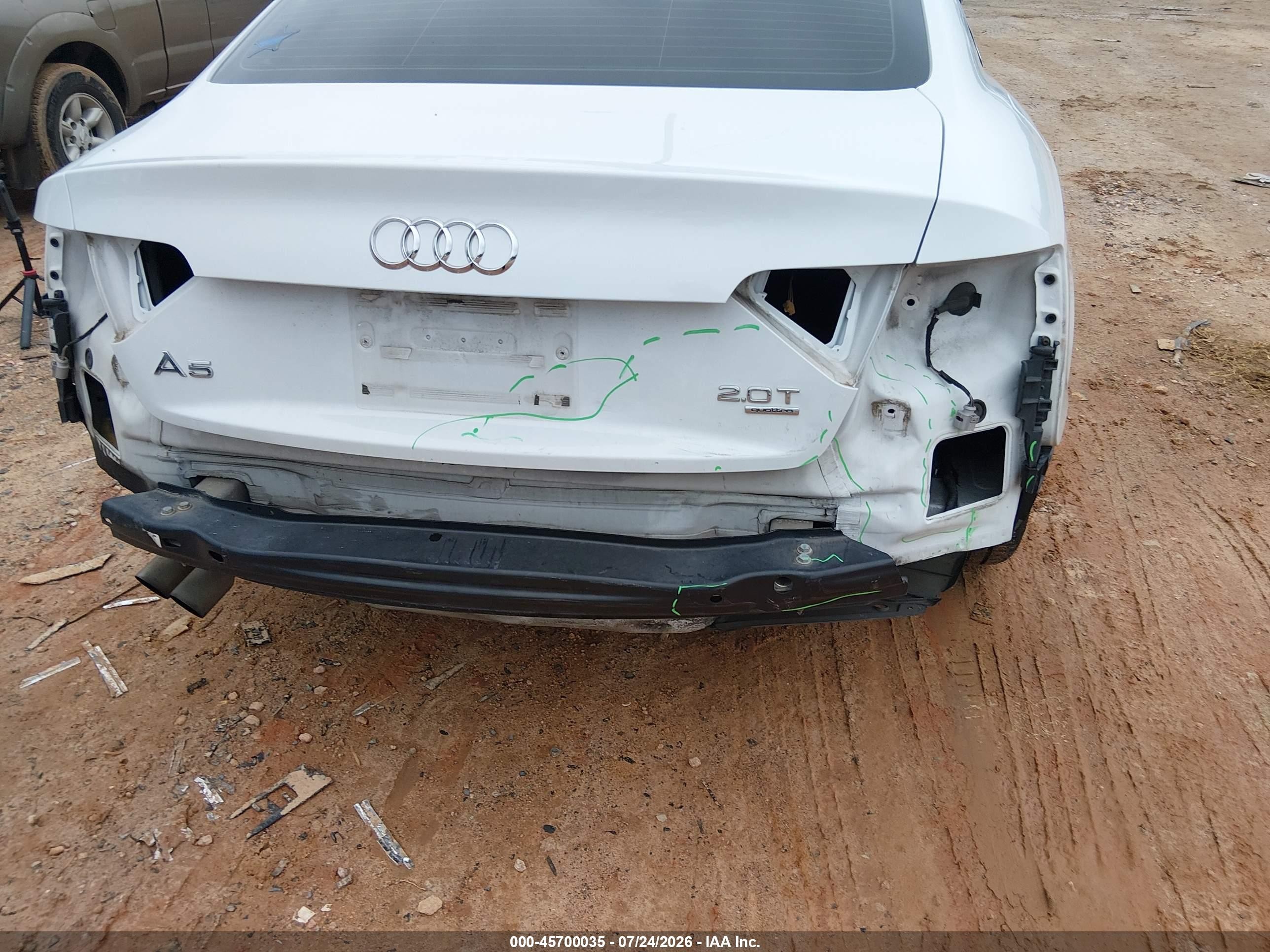 2013 Audi A5 2.0t Premium Белый vin: WAUCFAFR5DA070176