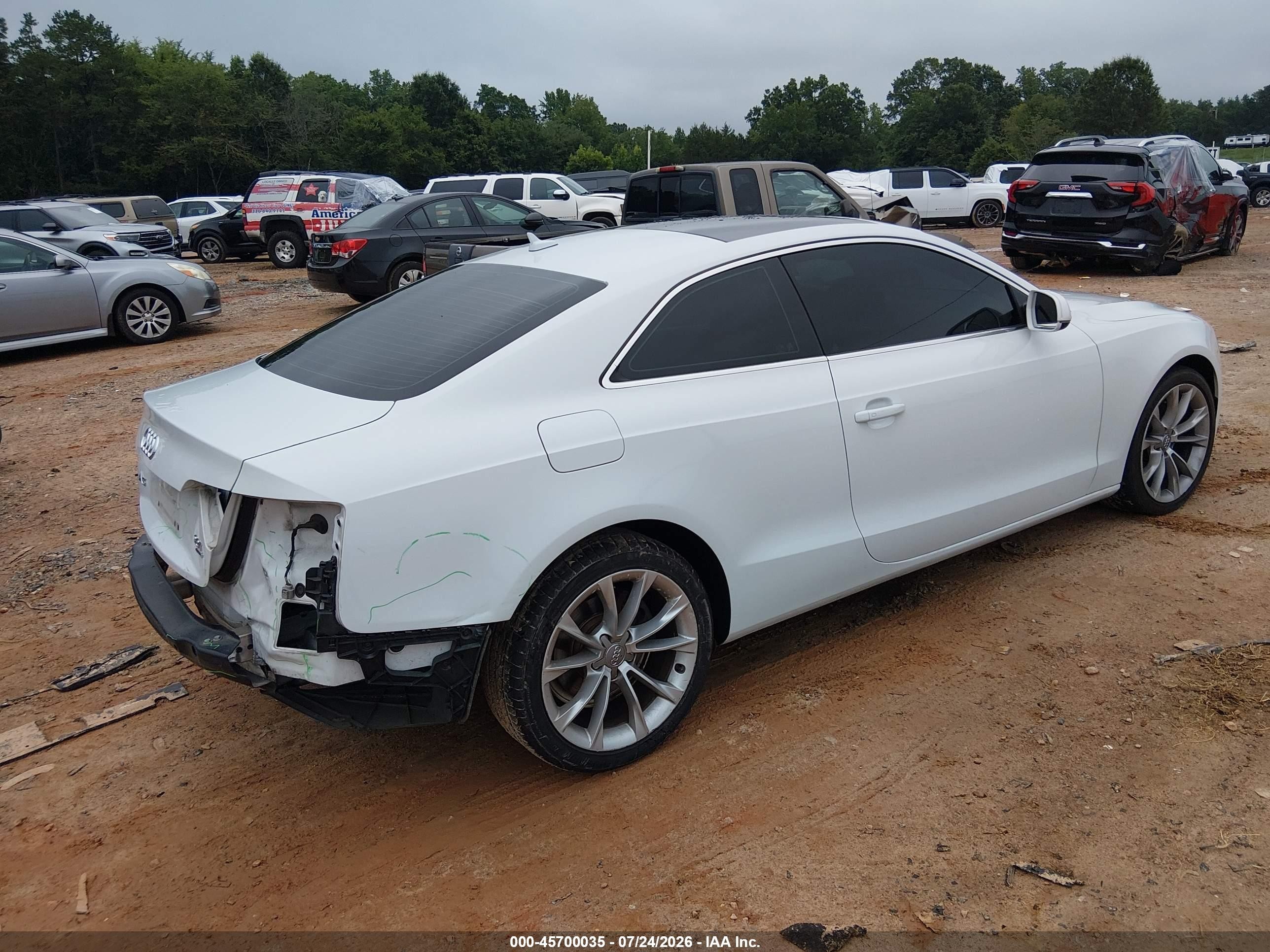 2013 Audi A5 2.0t Premium Белый vin: WAUCFAFR5DA070176