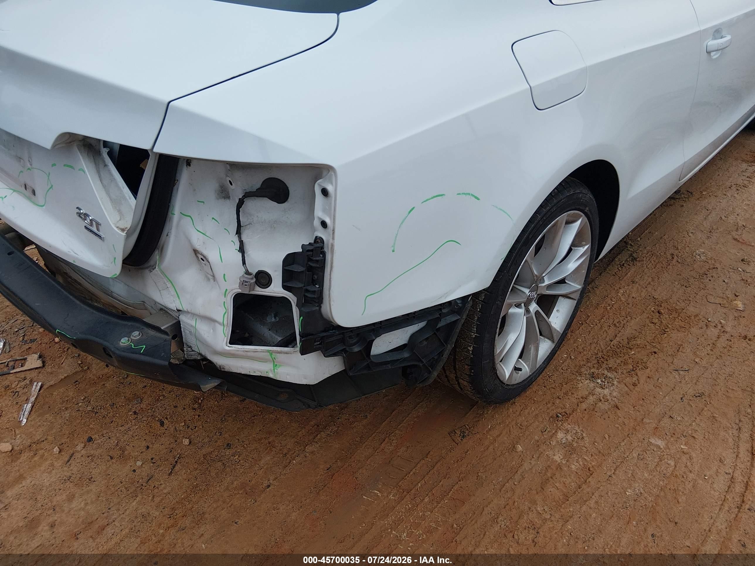 2013 Audi A5 2.0t Premium Белый vin: WAUCFAFR5DA070176