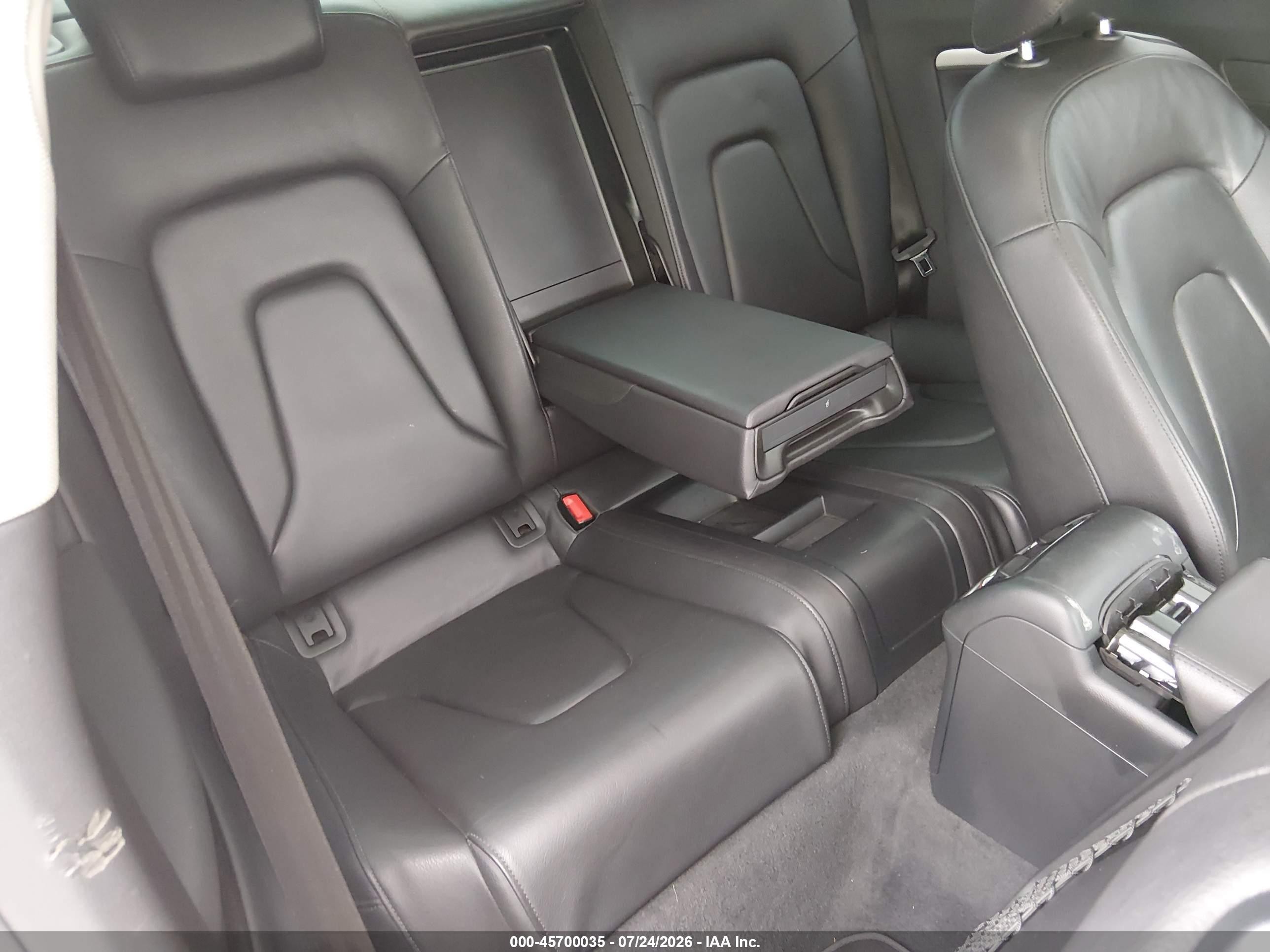 2013 Audi A5 2.0t Premium Белый vin: WAUCFAFR5DA070176