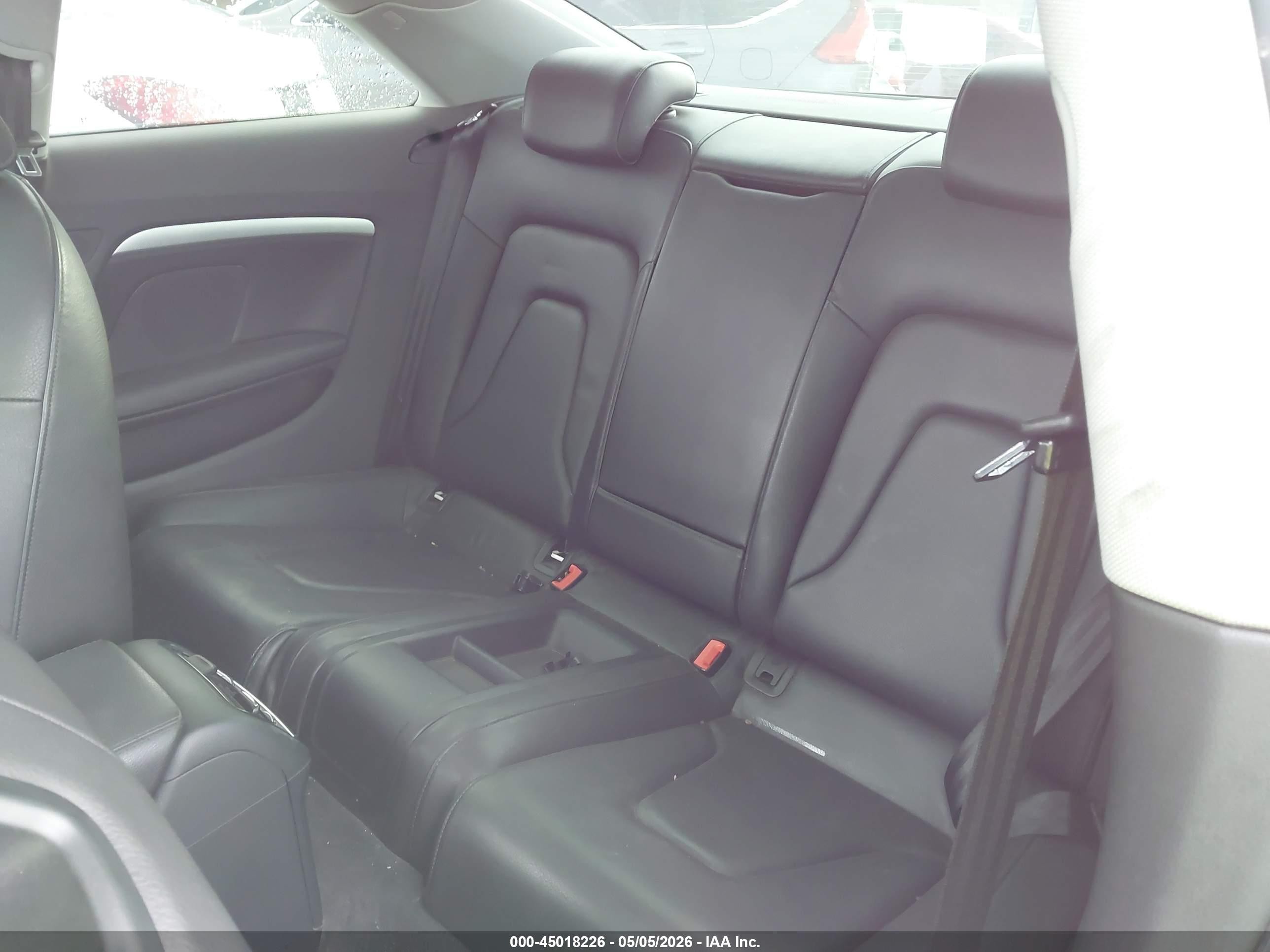 2013 Audi A5 2.0t Premium Белый vin: WAUCFAFR5DA070842