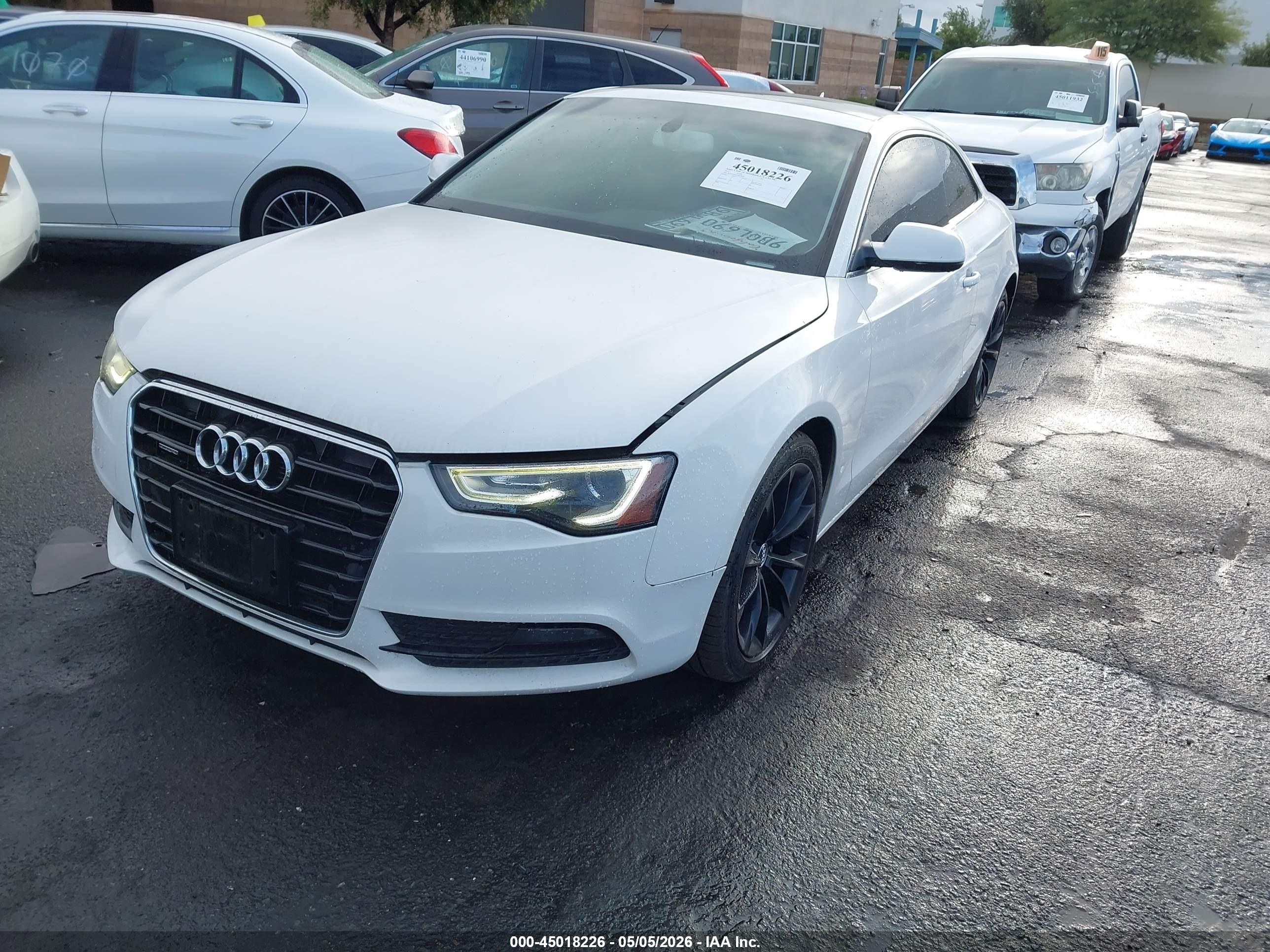 2013 Audi A5 2.0t Premium Белый vin: WAUCFAFR5DA070842