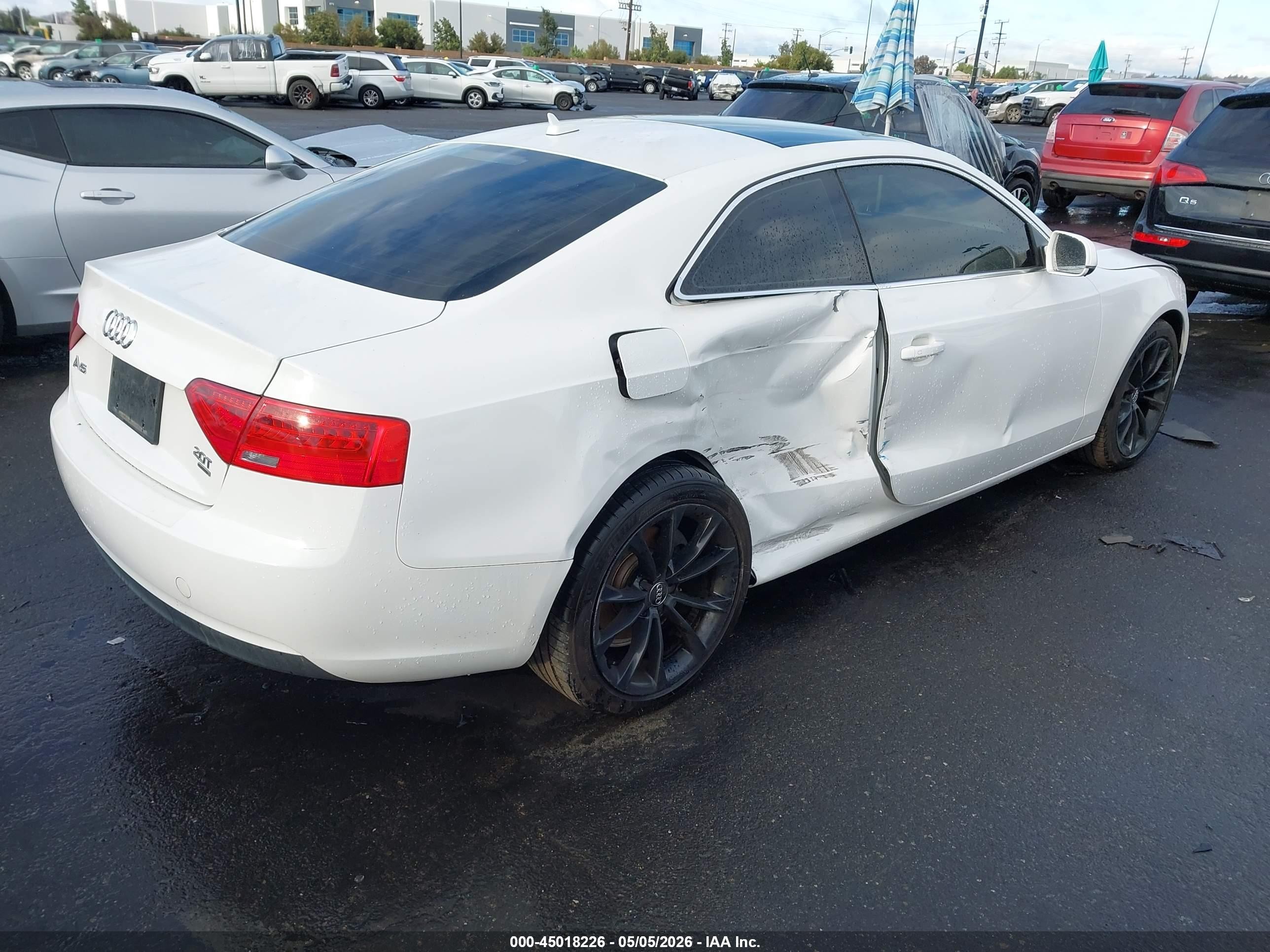 2013 Audi A5 2.0t Premium Белый vin: WAUCFAFR5DA070842