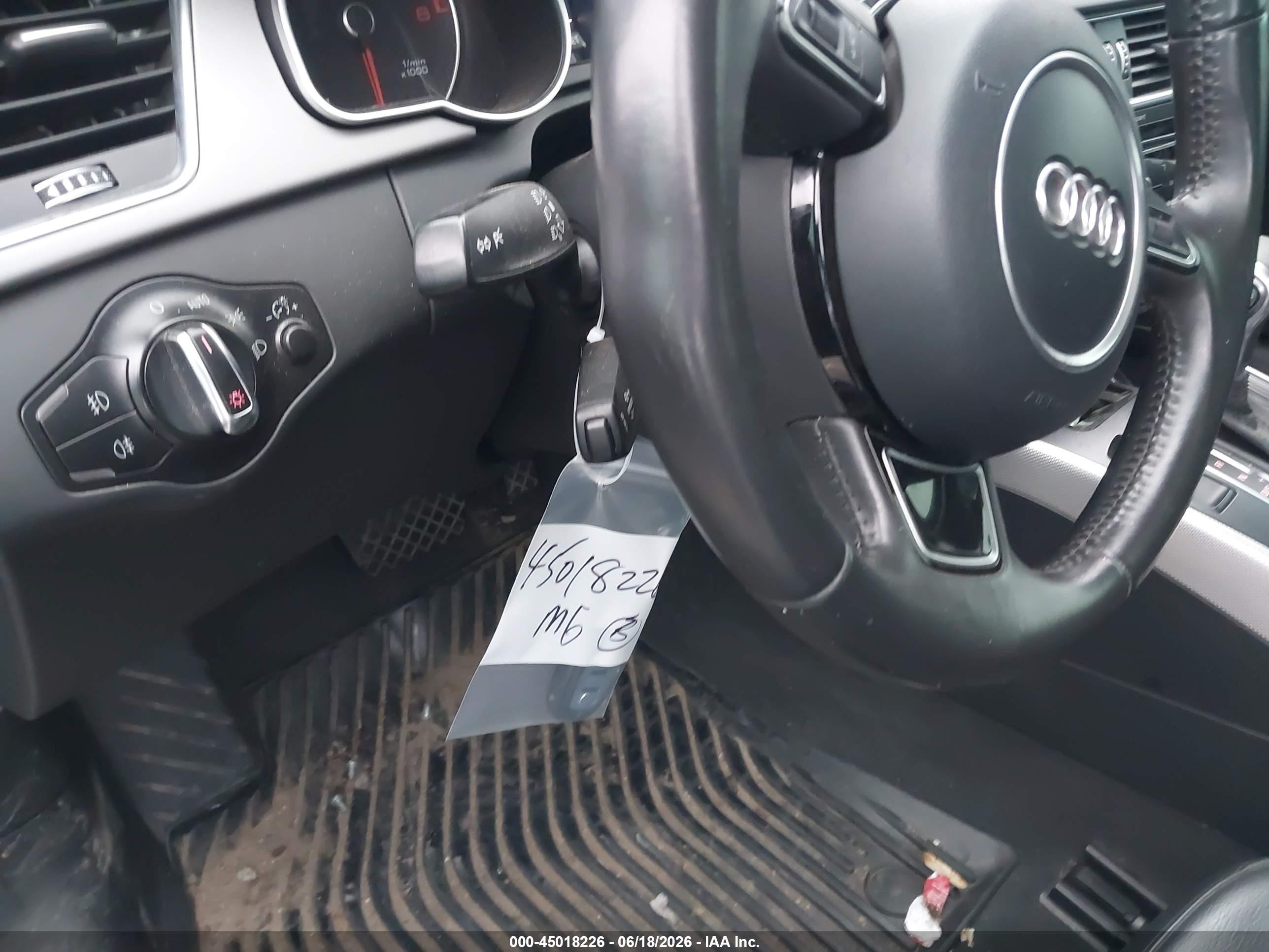 2013 Audi A5 2.0t Premium Белый vin: WAUCFAFR5DA070842