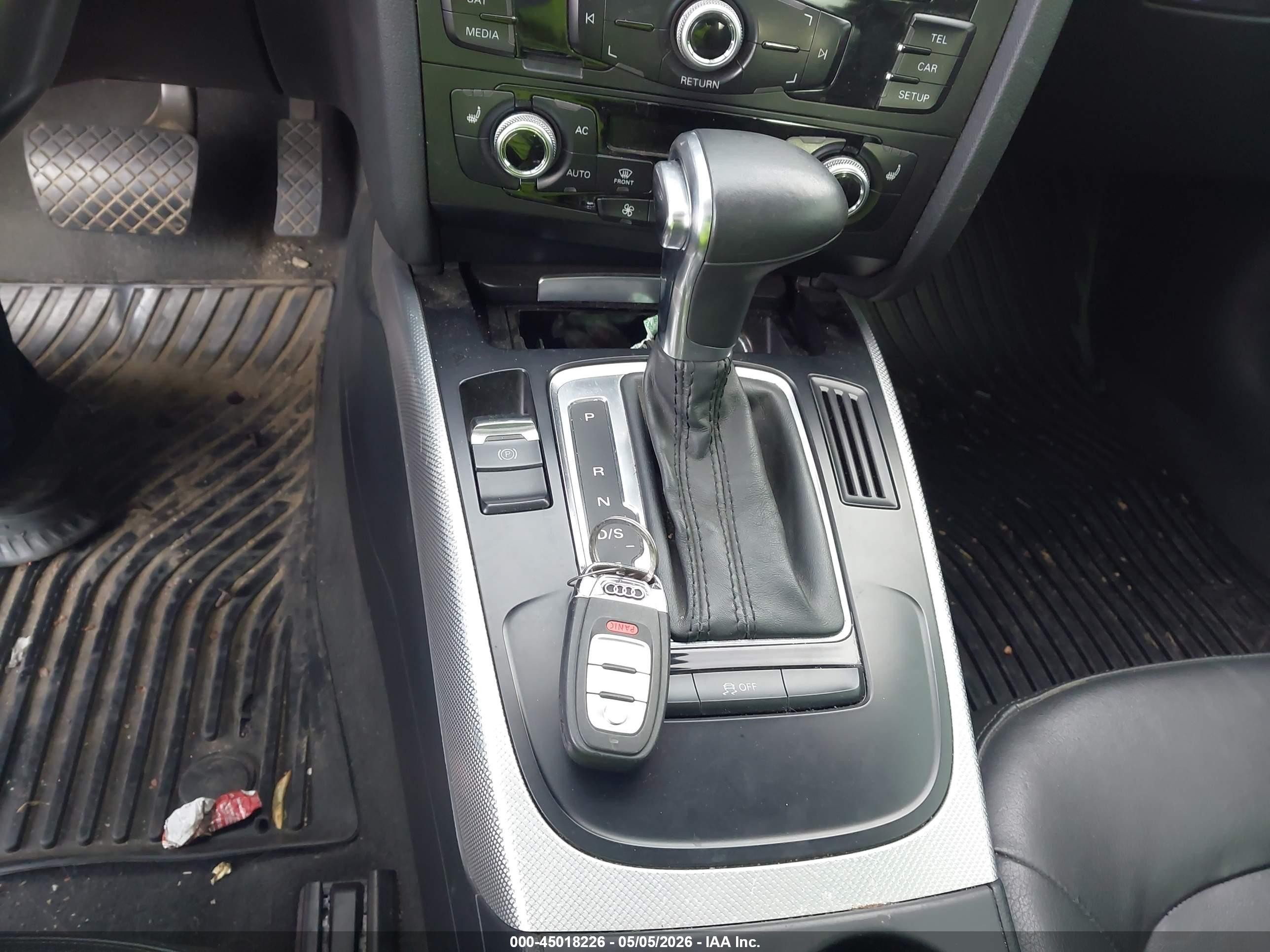 2013 Audi A5 2.0t Premium Белый vin: WAUCFAFR5DA070842