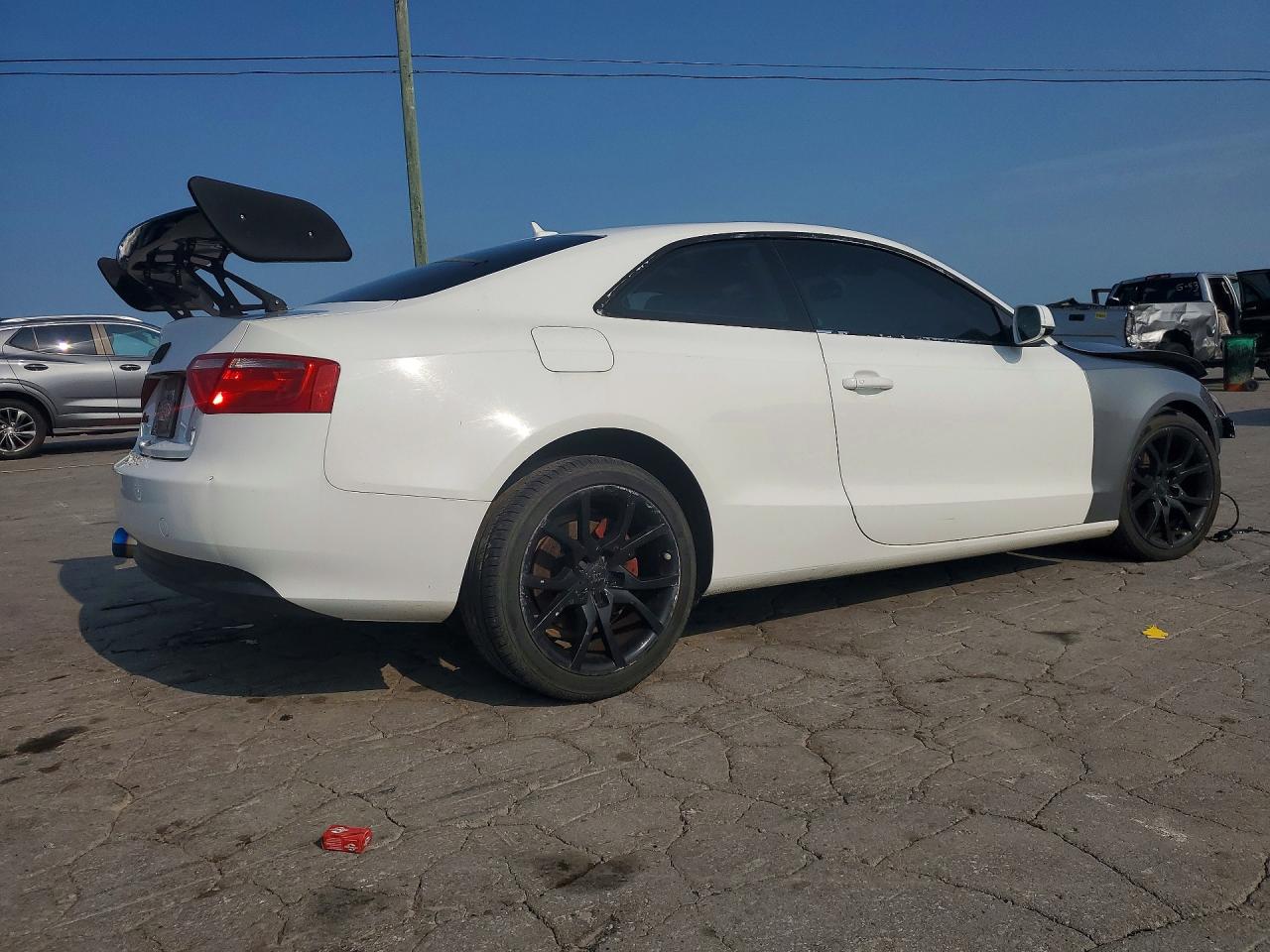 2012 Audi A5 Premium Белый vin: WAUCFAFR6CA016724