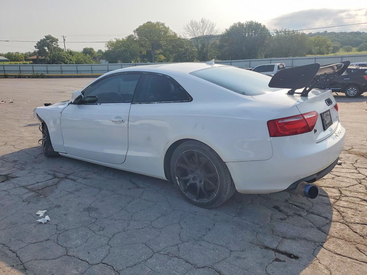 2012 Audi A5 Premium Белый vin: WAUCFAFR6CA016724