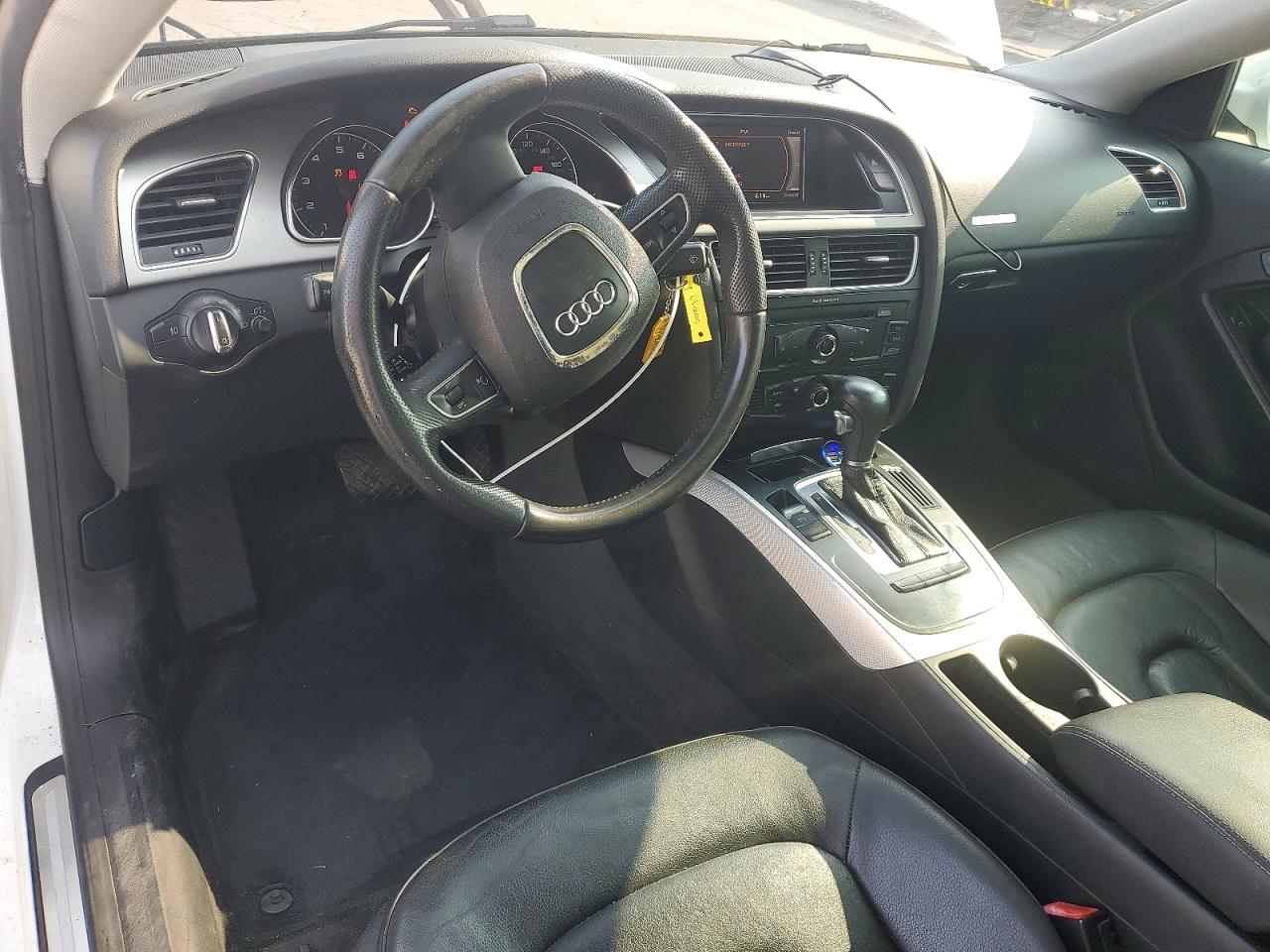 2012 Audi A5 Premium Белый vin: WAUCFAFR6CA016724