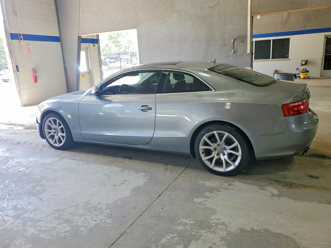 2010 Audi A5 Premium Silver vin: WAUCFAFR7AA015028