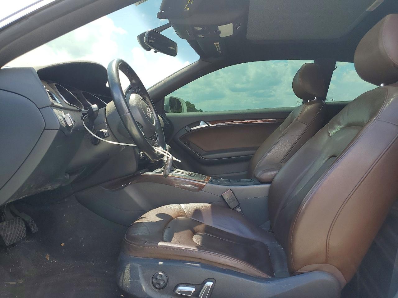 2013 Audi A5 Premium White vin: WAUCFAFR7DA013705