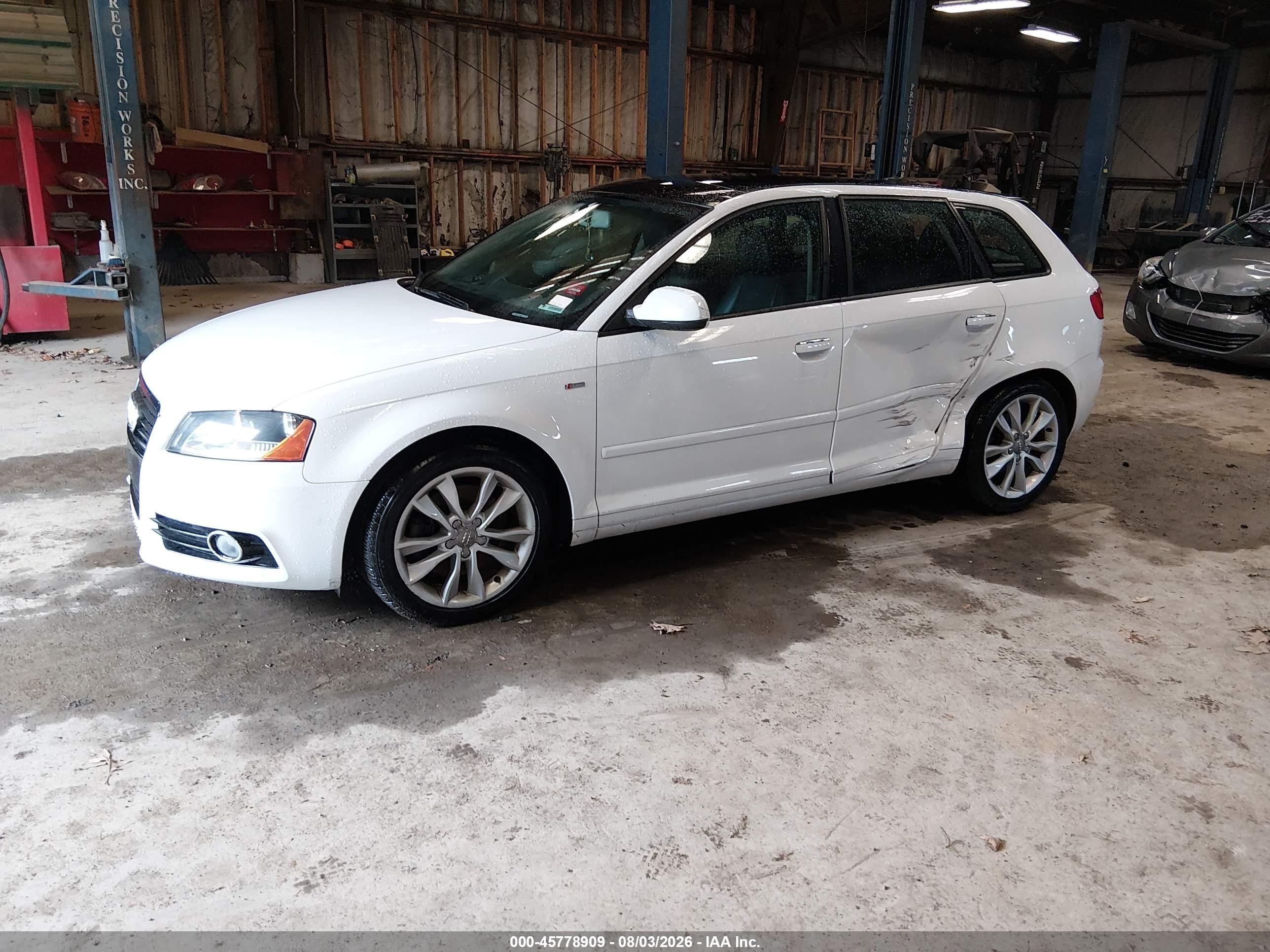 2012 Audi A3 2.0t Premium Белый vin: WAUDFAFM4CA096047