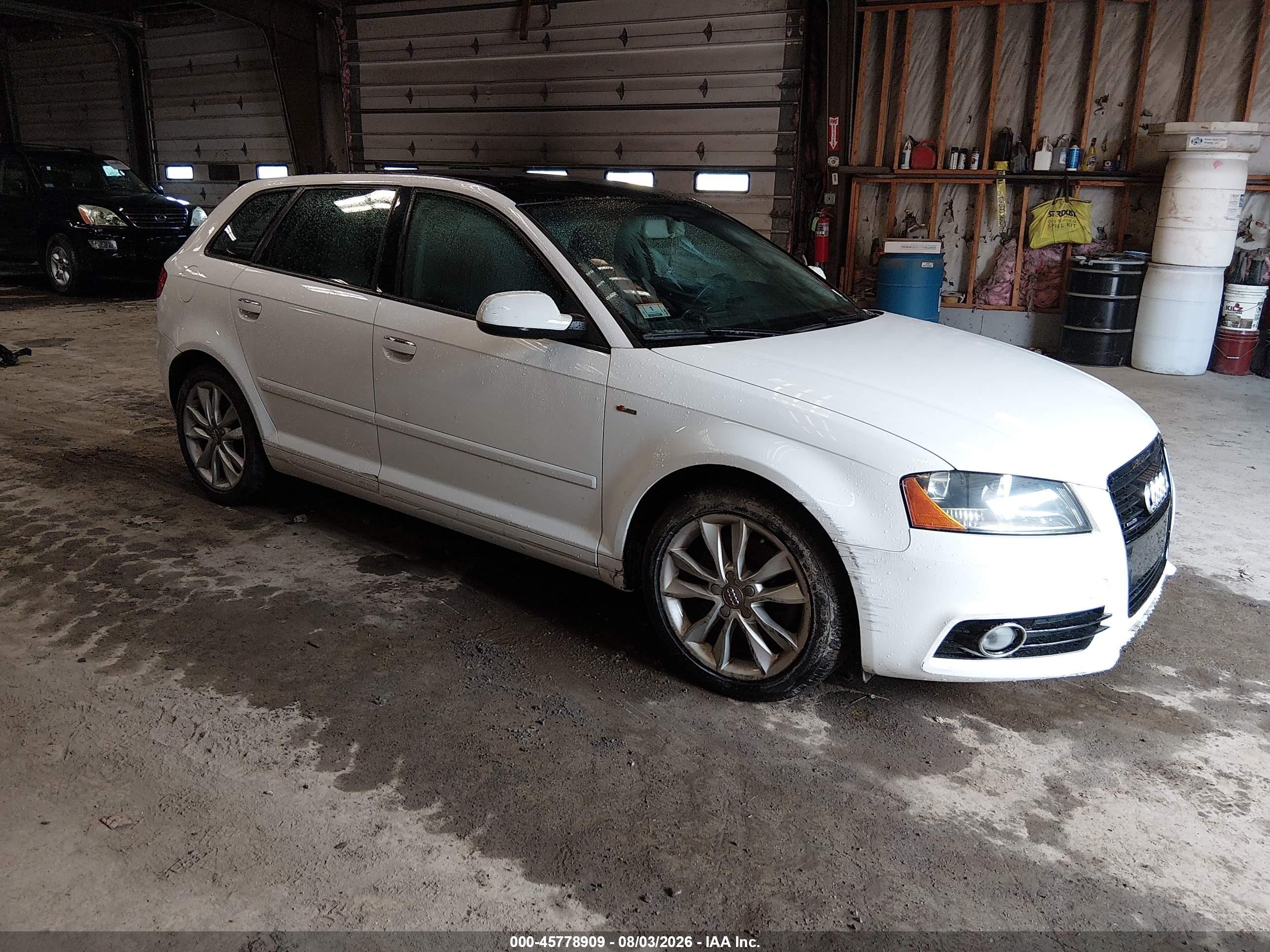 2012 Audi A3 2.0t Premium Белый vin: WAUDFAFM4CA096047