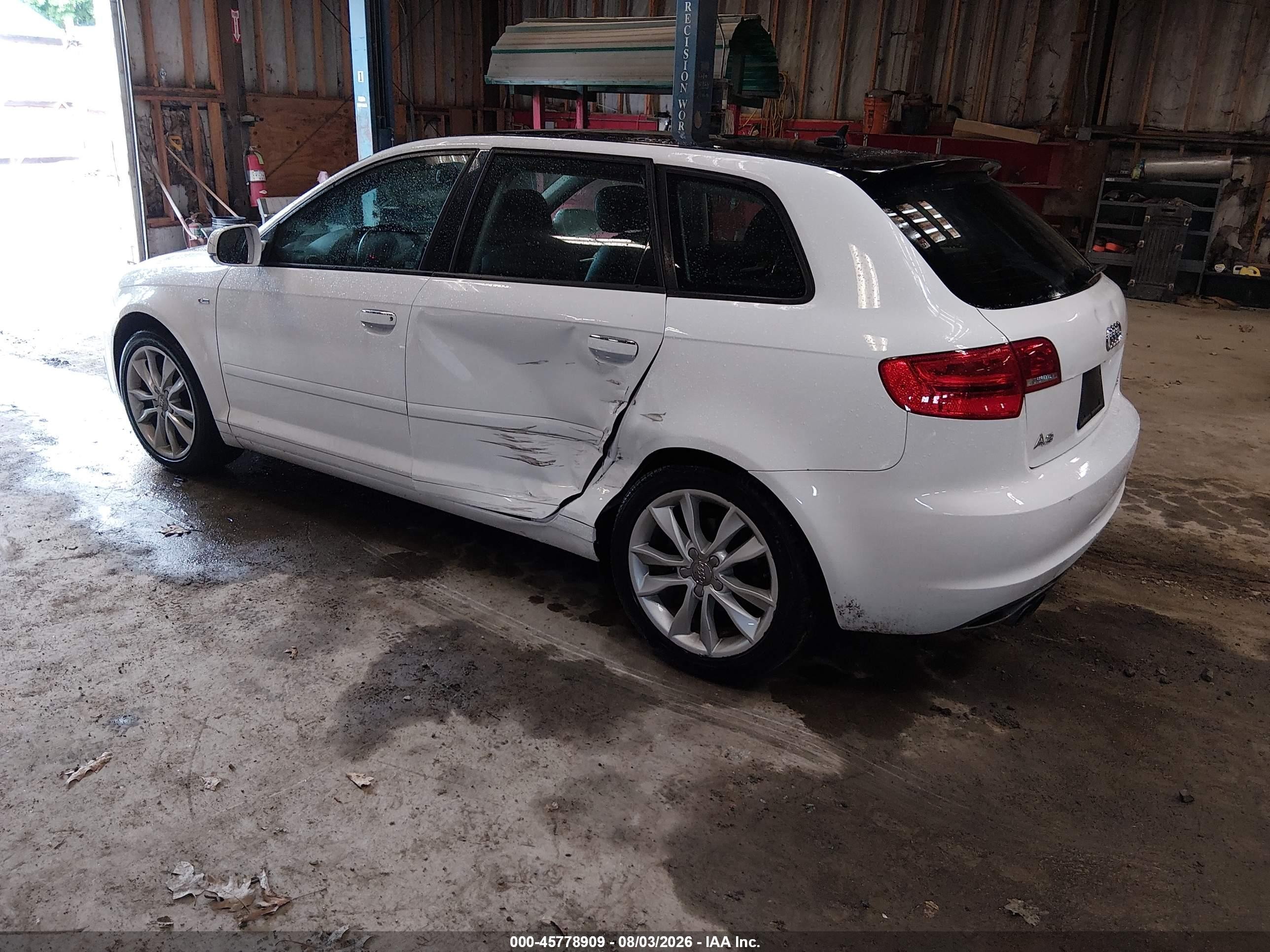 2012 Audi A3 2.0t Premium Белый vin: WAUDFAFM4CA096047
