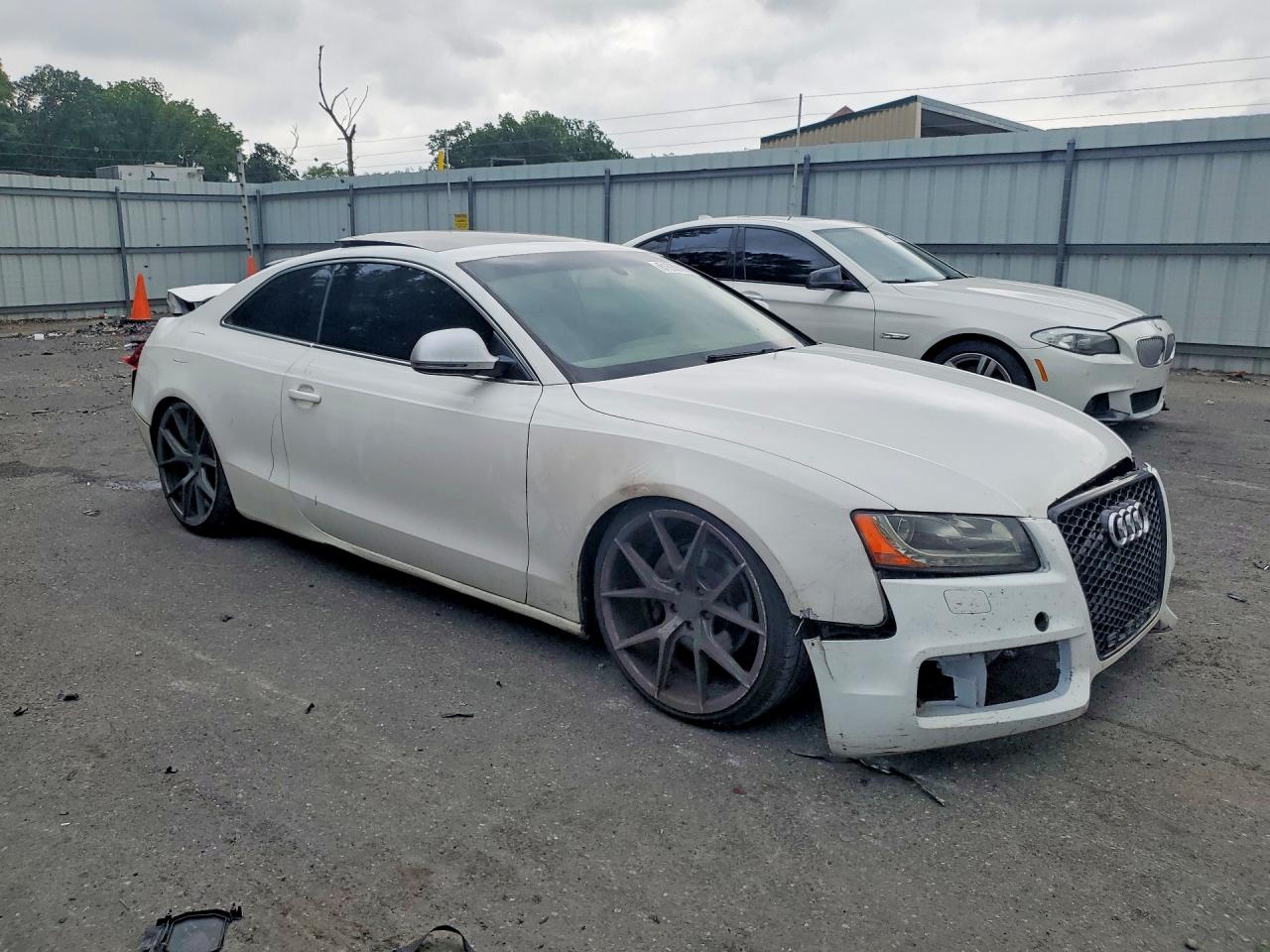 2009 Audi A5 Quattro White vin: WAUDK78T29A008608