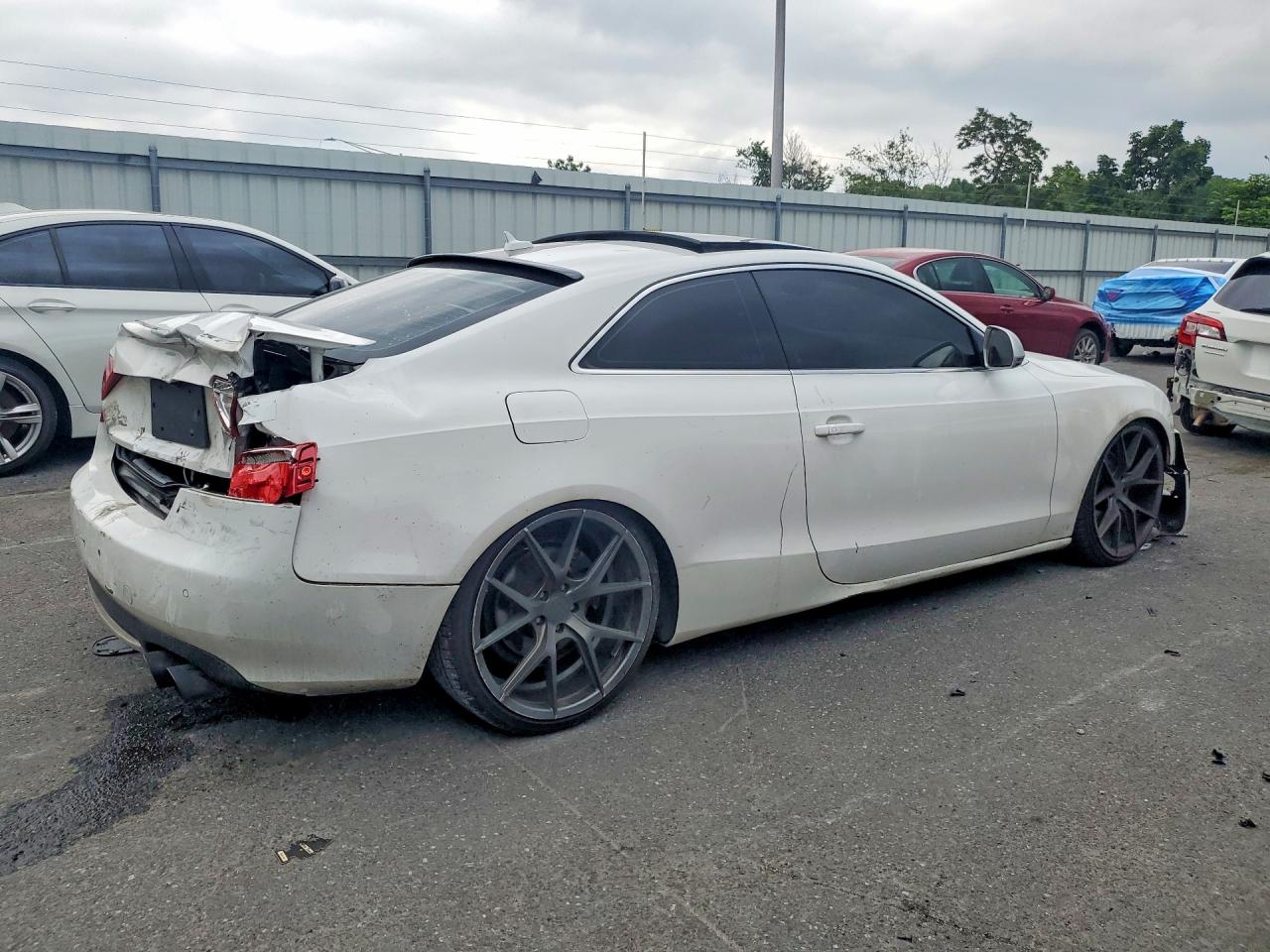 2009 Audi A5 Quattro White vin: WAUDK78T29A008608