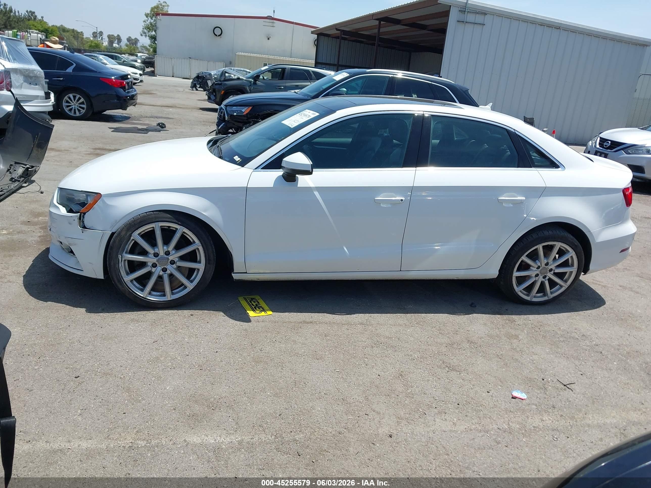 2016 Audi A3 2.0t Premium Белый vin: WAUE8GFFXG1046746