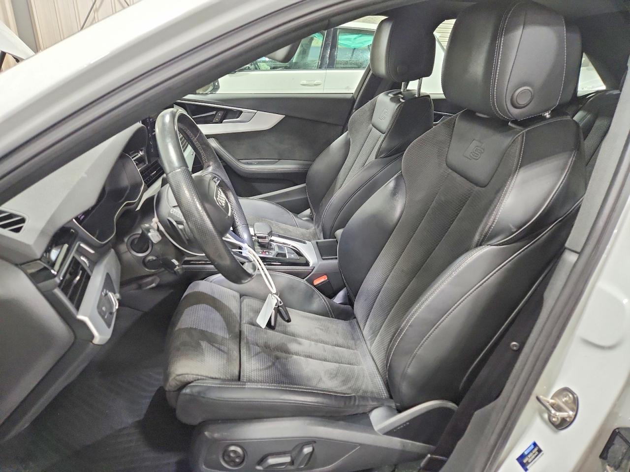 2021 Audi A4 Premium Plus 45 White vin: WAUEAAF44MN007025
