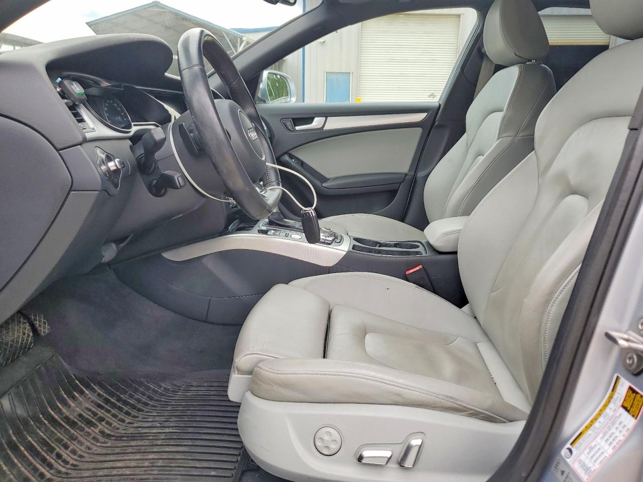 2015 Audi A4 Premium Plus Серебряный vin: WAUEFAFL6FN040443