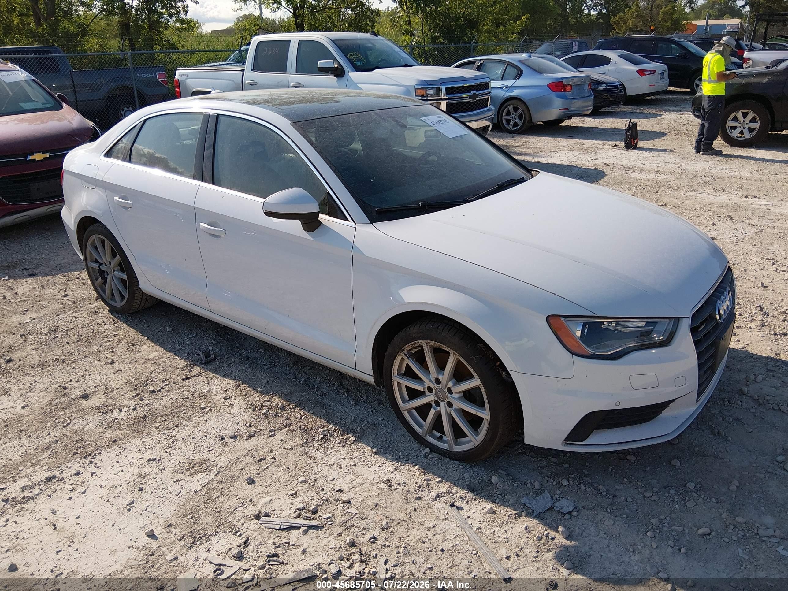 2015 Audi A3 2.0t Premium Белый vin: WAUEFGFF4F1112177